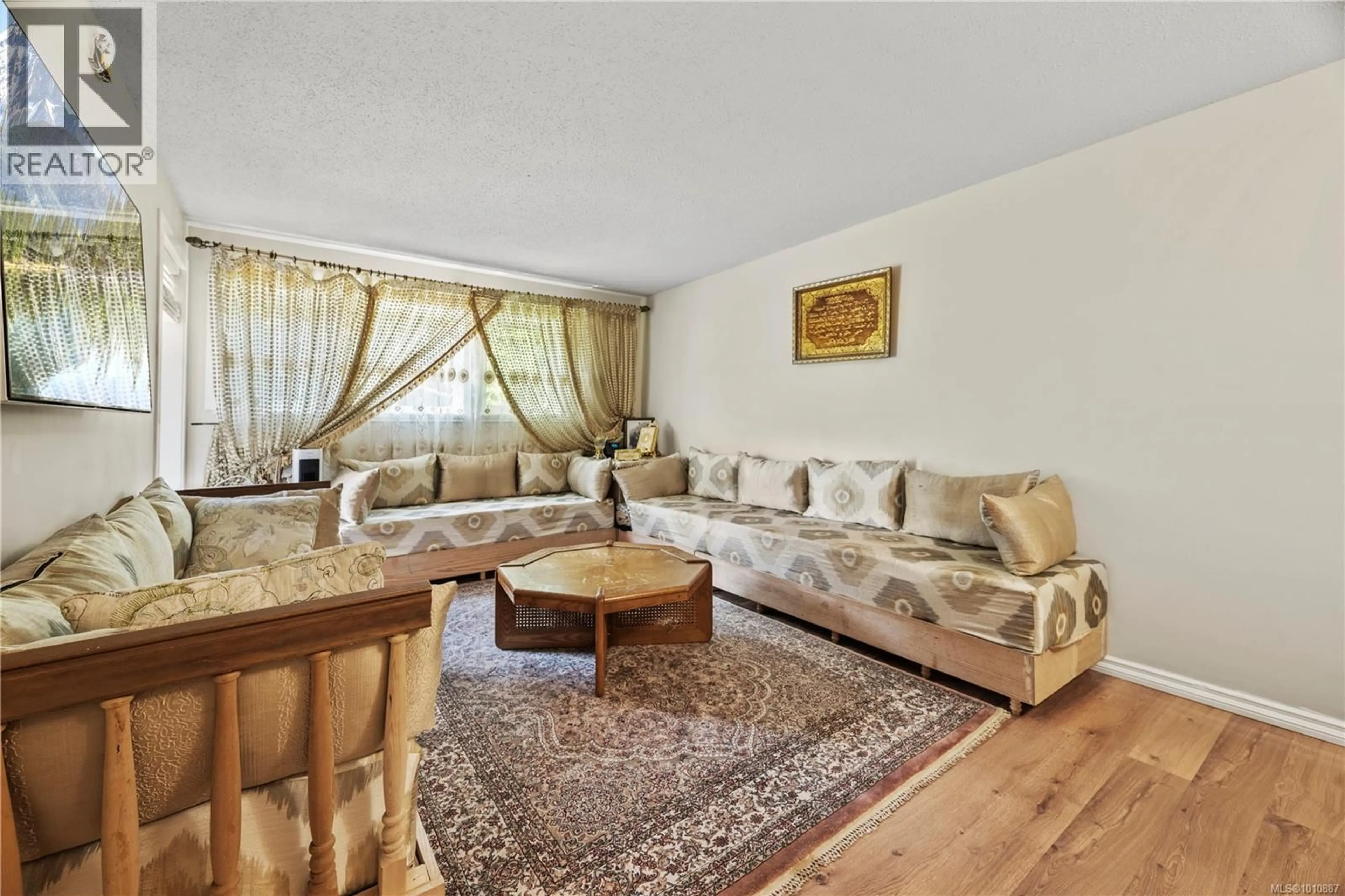 Living room with furniture, unknown for 104 - 3258 ALDER STREET, Saanich British Columbia V8X1P2