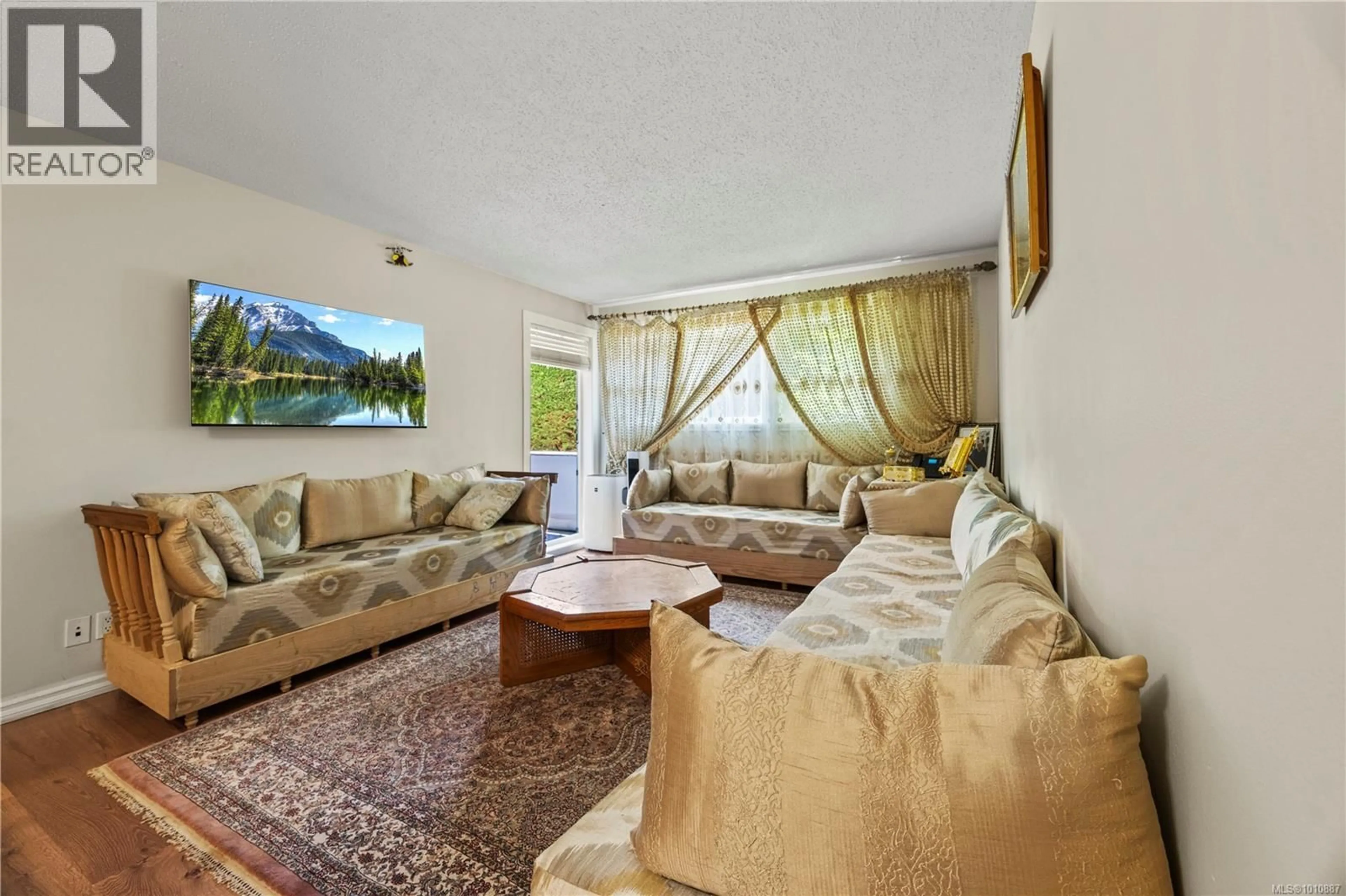 Living room with furniture, unknown for 104 - 3258 ALDER STREET, Saanich British Columbia V8X1P2
