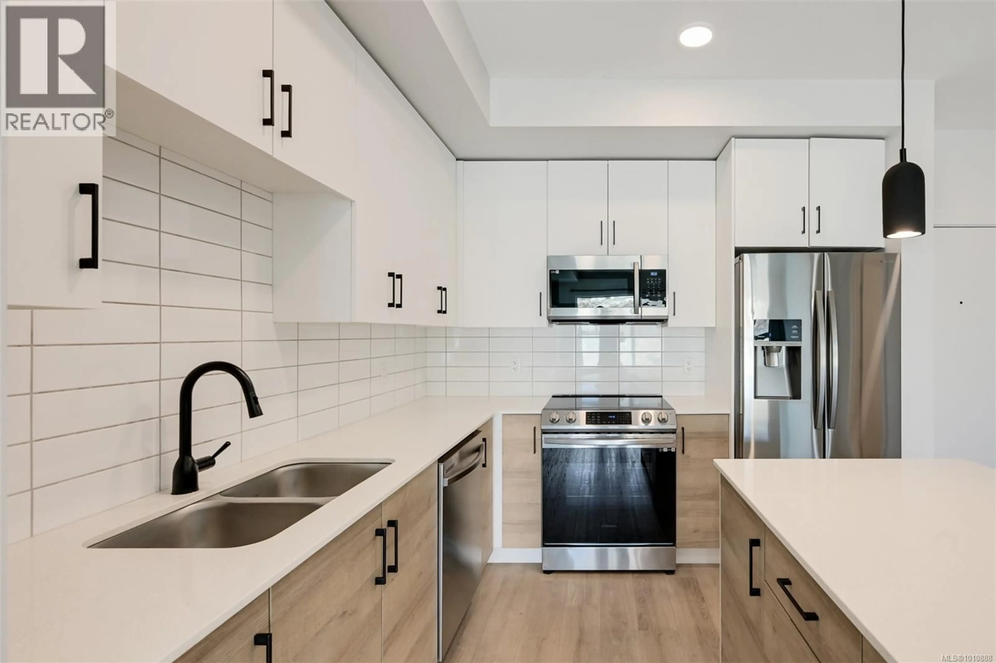 Open concept kitchen, ceramic/tile floor for 303 - 2461 GATEWAY ROAD, Langford British Columbia V9B6M6