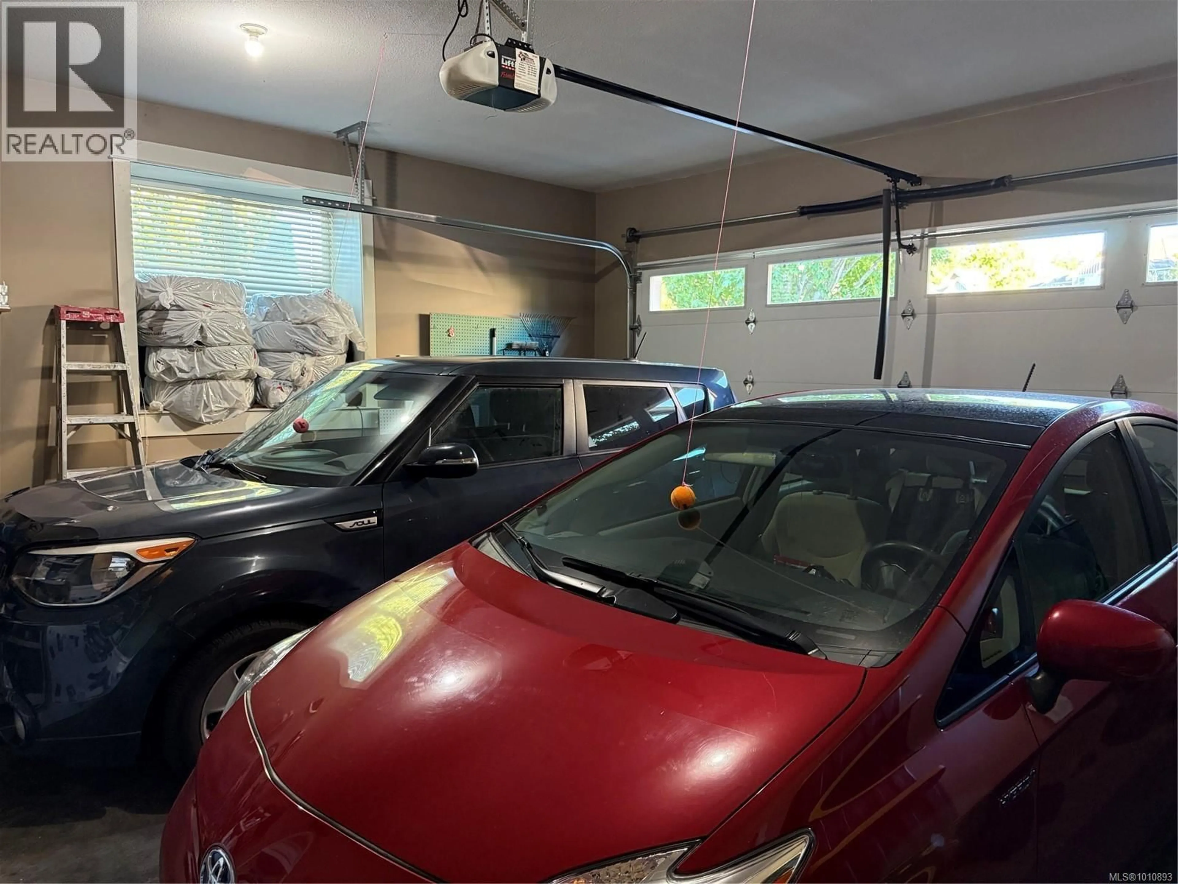Indoor garage for 6196 STRATHCONA PLACE, Nanaimo British Columbia V9T0A3