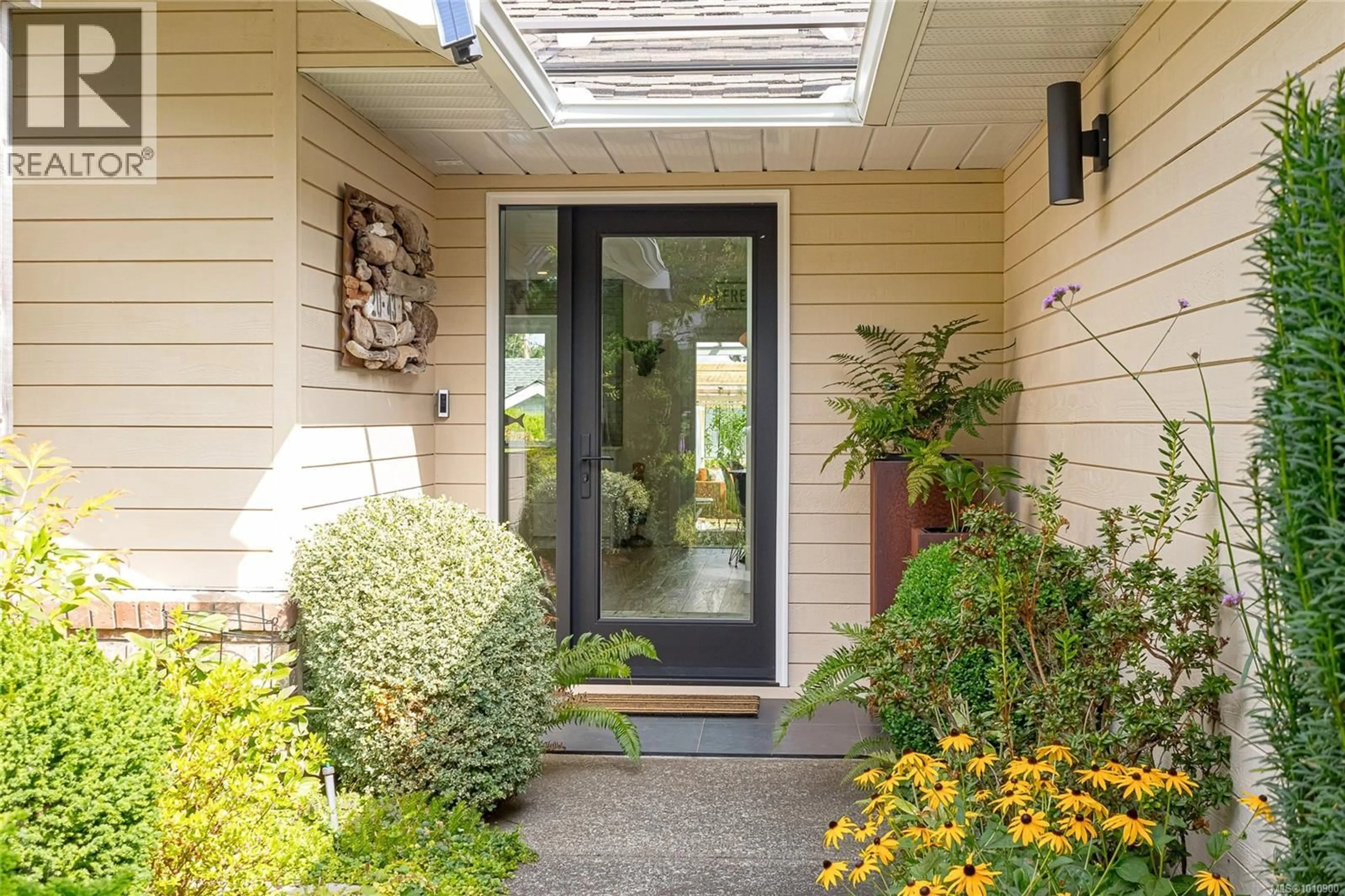 Indoor entryway for 143 DENMAN DRIVE, Qualicum Beach British Columbia V9K1R6