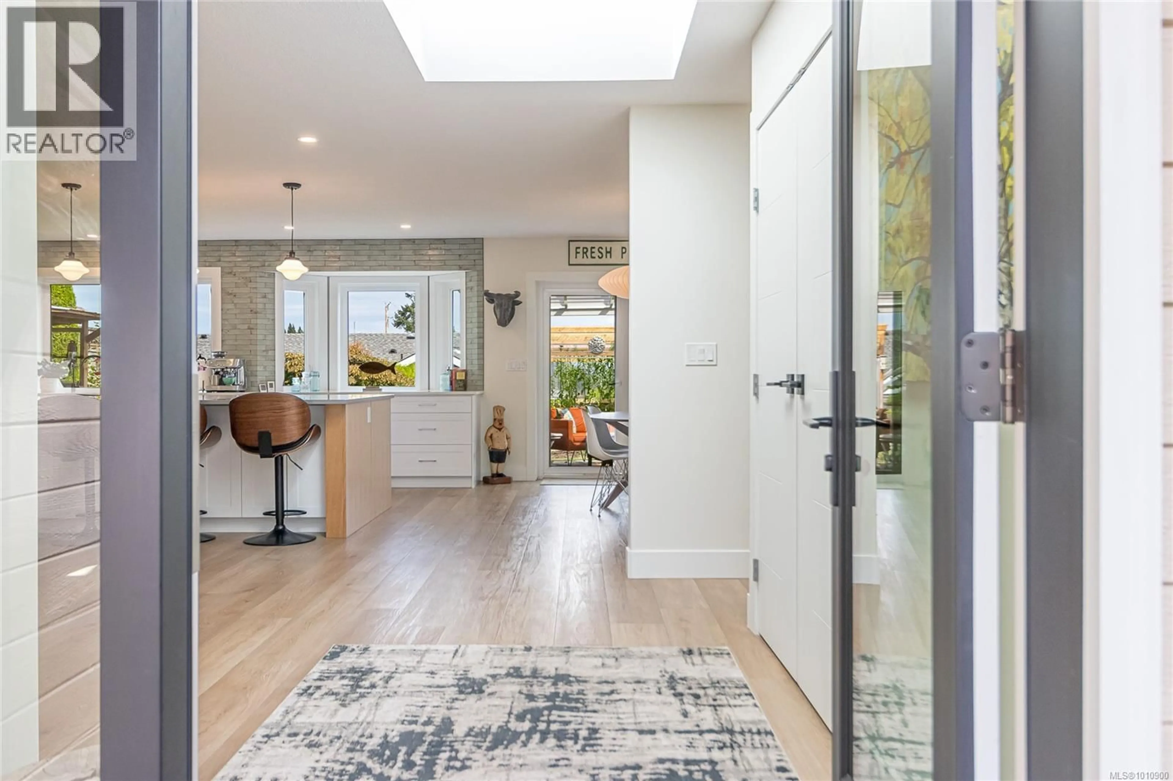 Indoor entryway for 143 DENMAN DRIVE, Qualicum Beach British Columbia V9K1R6