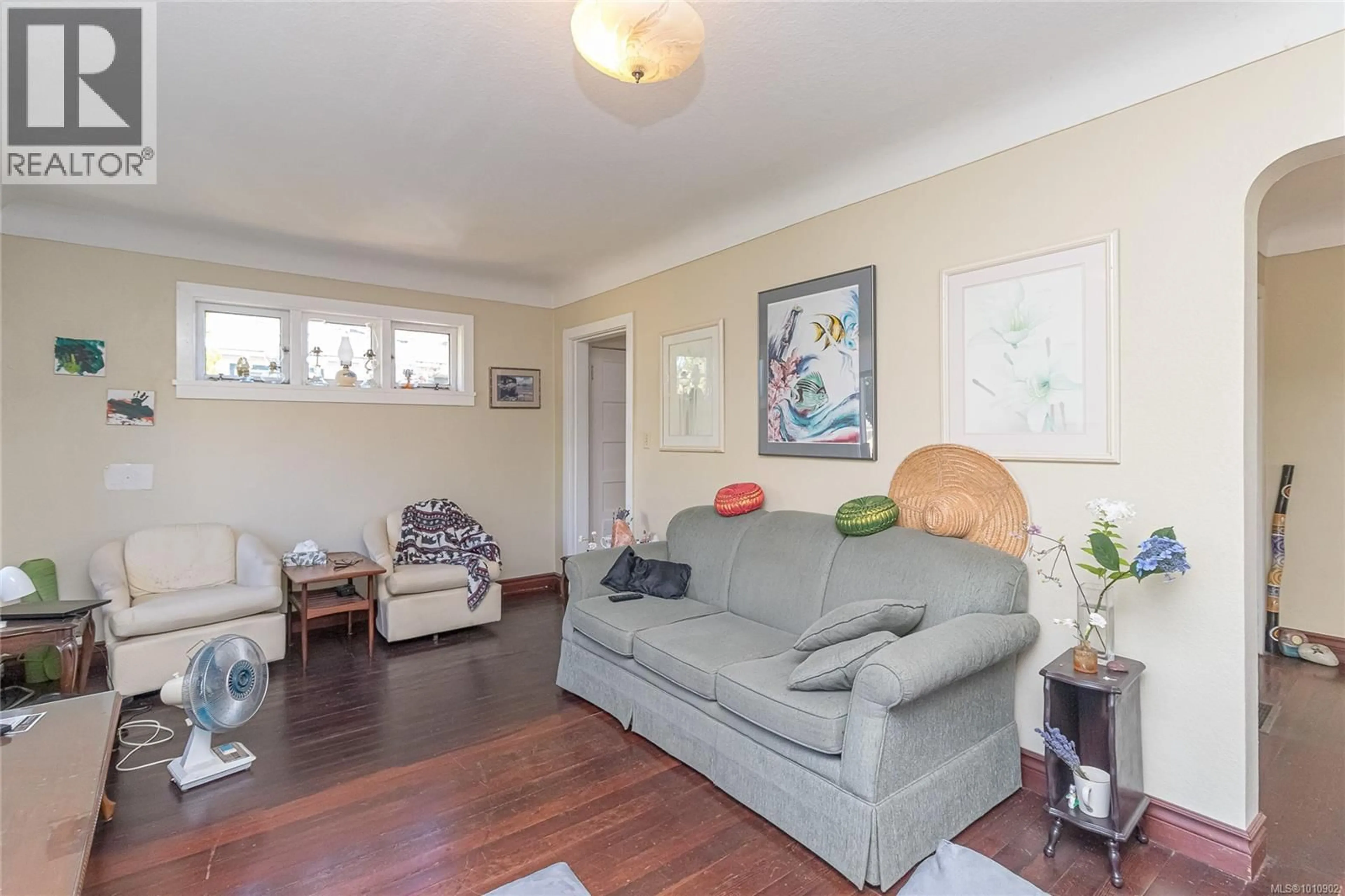Living room with furniture, wood/laminate floor for 9875 WILLOW STREET, Chemainus British Columbia V0R1K1