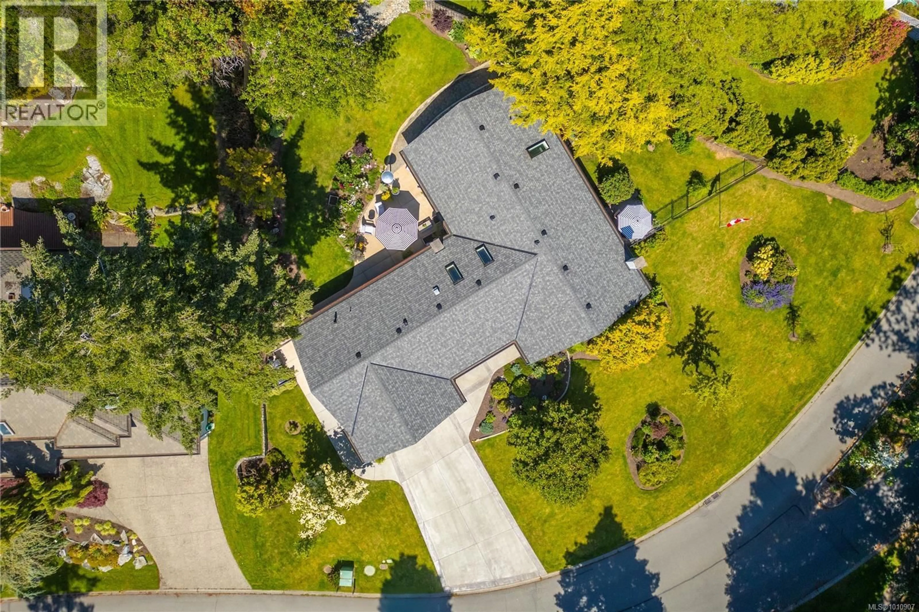 A pic from outside/outdoor area/front of a property/back of a property/a pic from drone, street for 2780 ARBUTUS ROAD, Saanich British Columbia V8N5X4