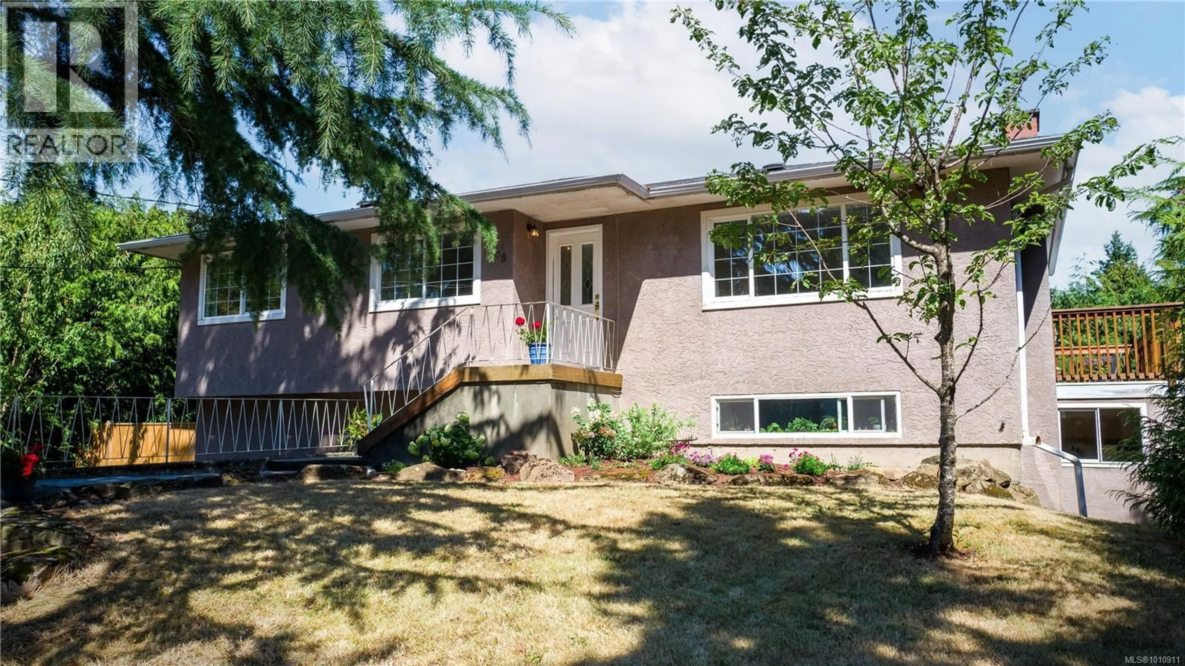 Home with vinyl exterior material, street for 1008 KENNETH STREET, Saanich British Columbia V8X2Z4