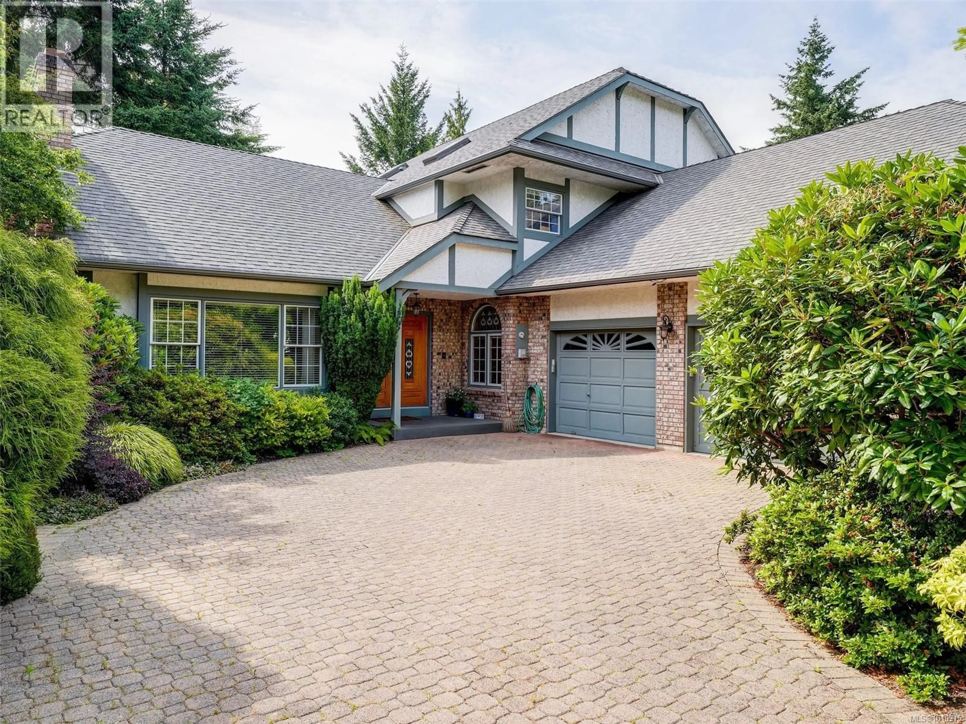 Home with brick exterior material, street for 3913 GIBSON COURT, Saanich British Columbia V8N6E2