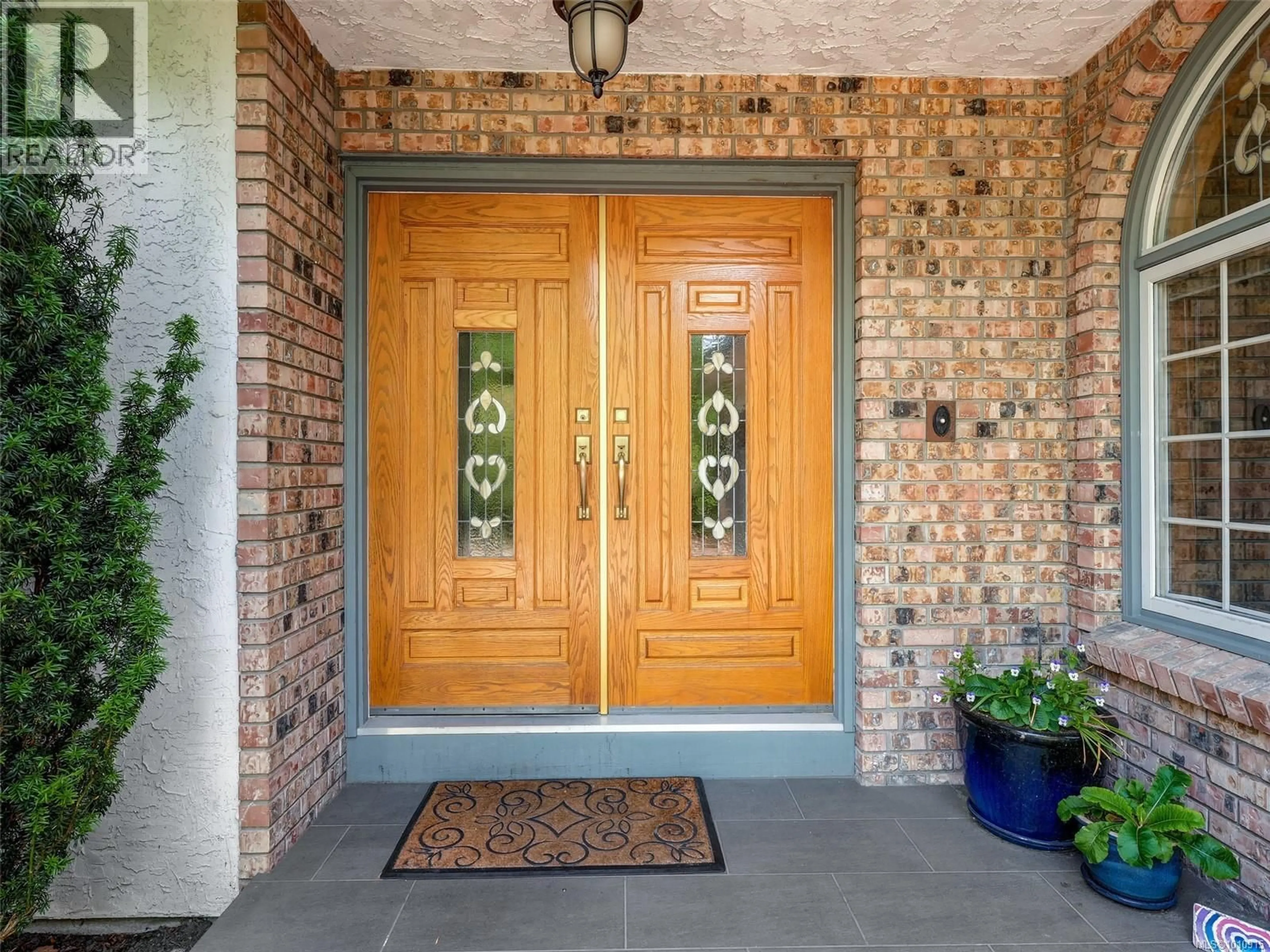 Indoor entryway for 3913 GIBSON COURT, Saanich British Columbia V8N6E2