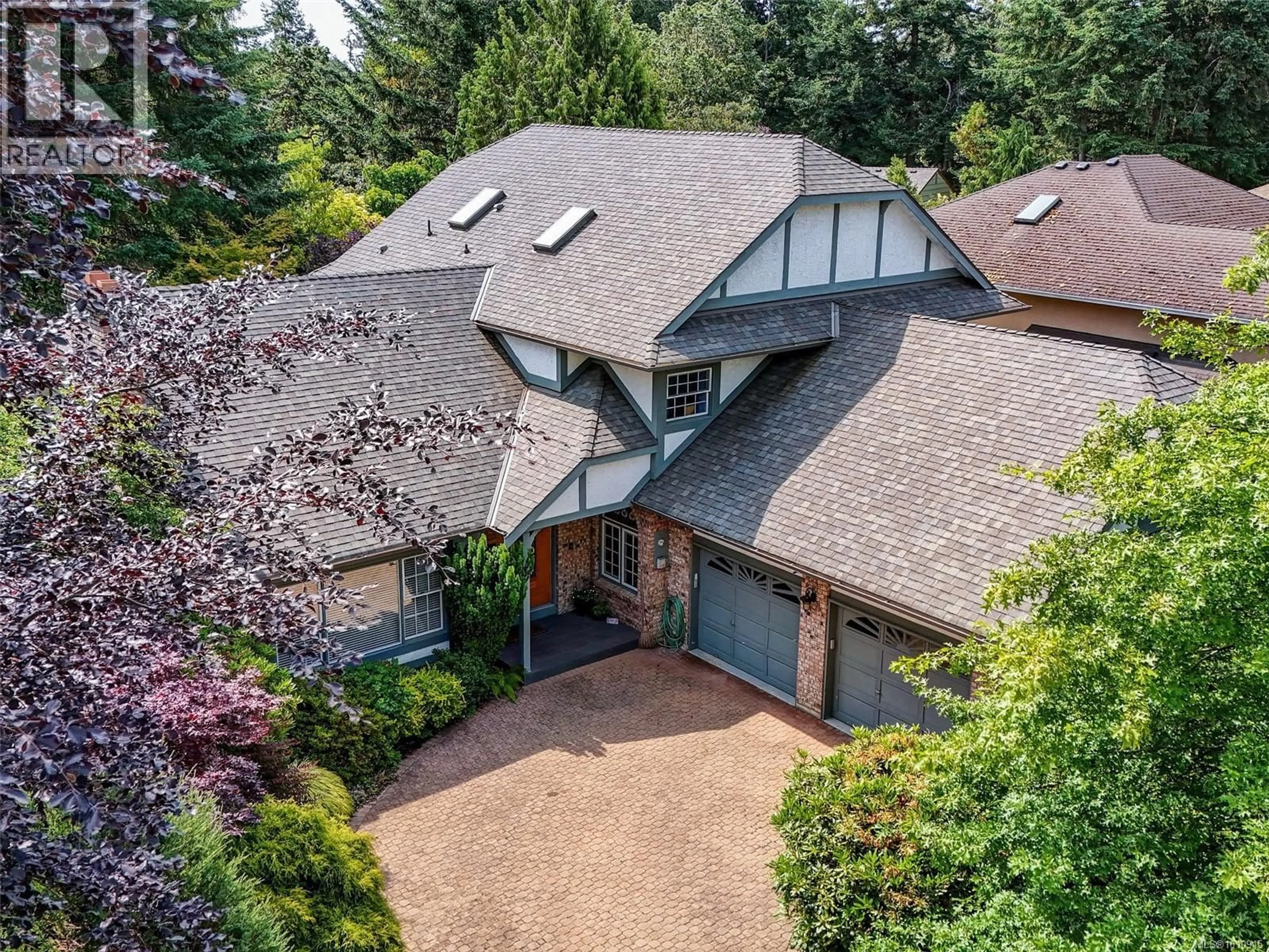 A pic from outside/outdoor area/front of a property/back of a property/a pic from drone, street for 3913 GIBSON COURT, Saanich British Columbia V8N6E2