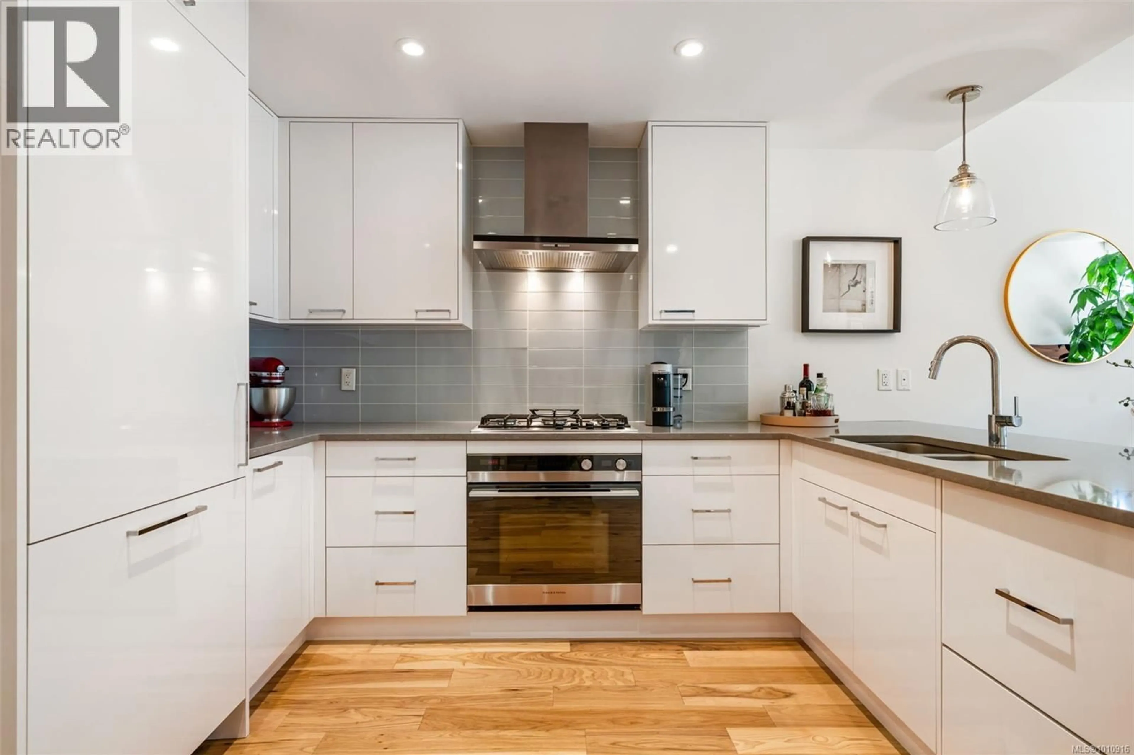Contemporary kitchen, unknown for 105 - 916 LYALL STREET, Esquimalt British Columbia V9A5E6