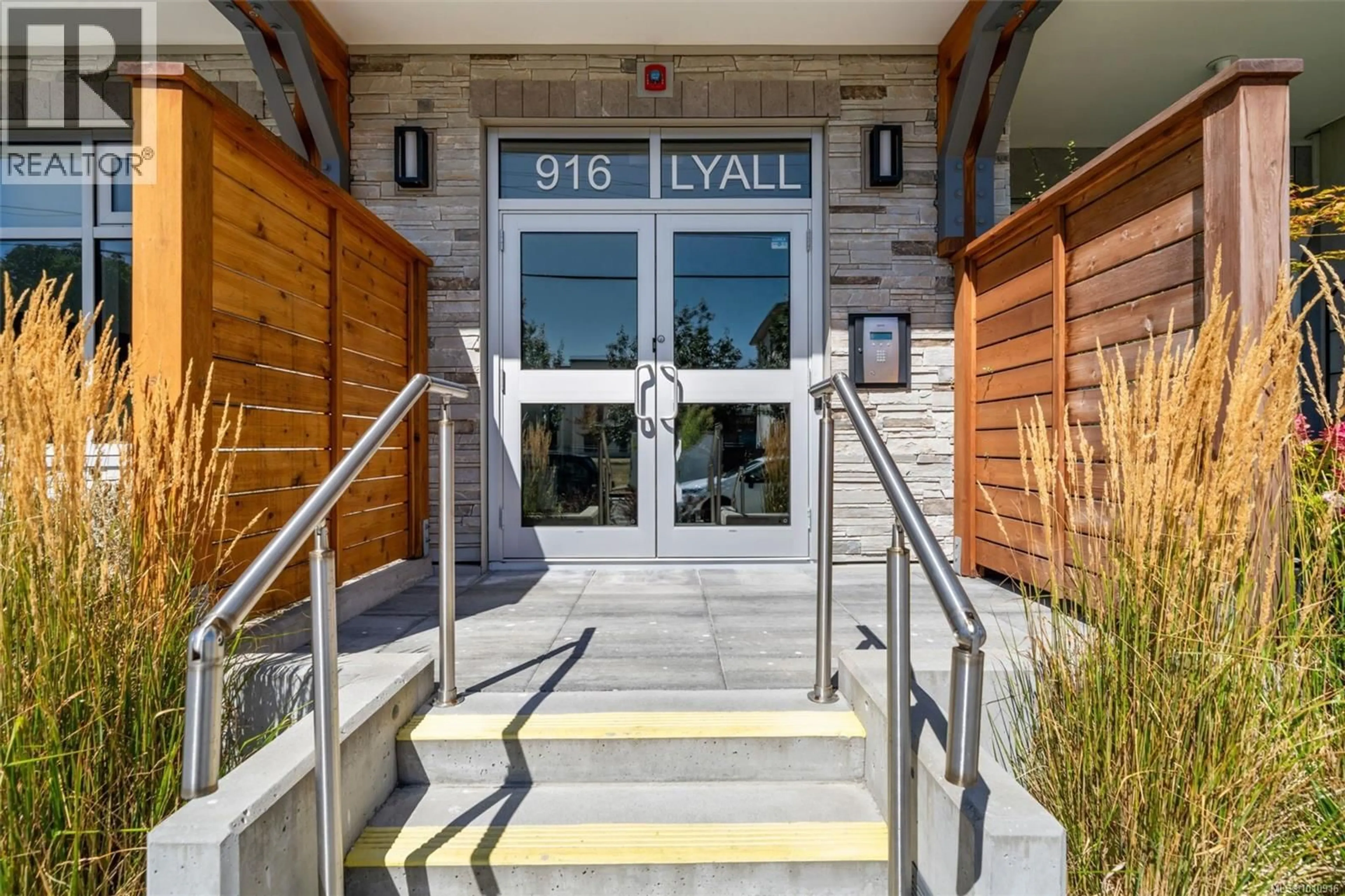 Indoor foyer for 105 - 916 LYALL STREET, Esquimalt British Columbia V9A5E6