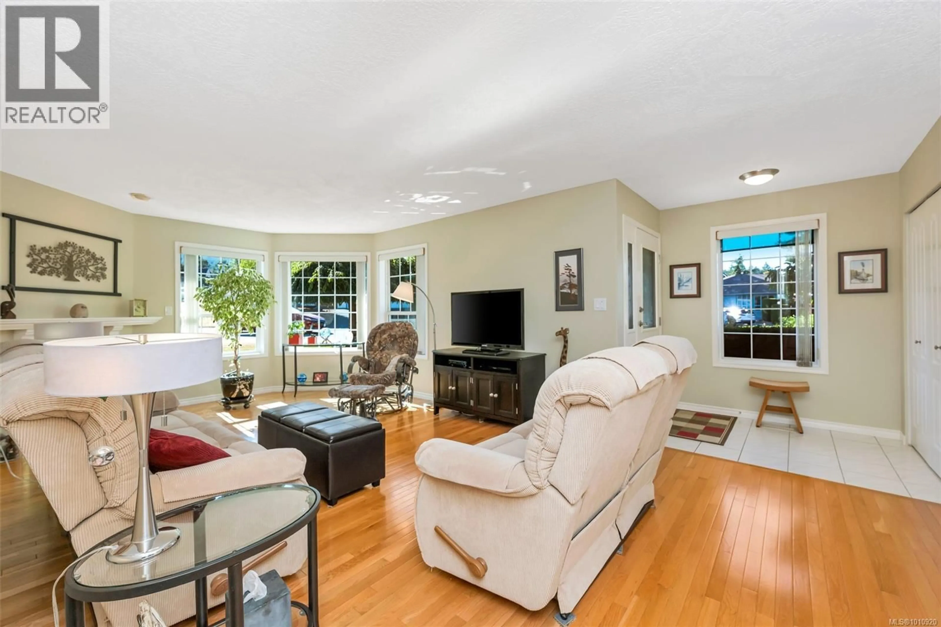 Living room with furniture, unknown for 6100 DENALI DRIVE, Duncan British Columbia V9L5N4