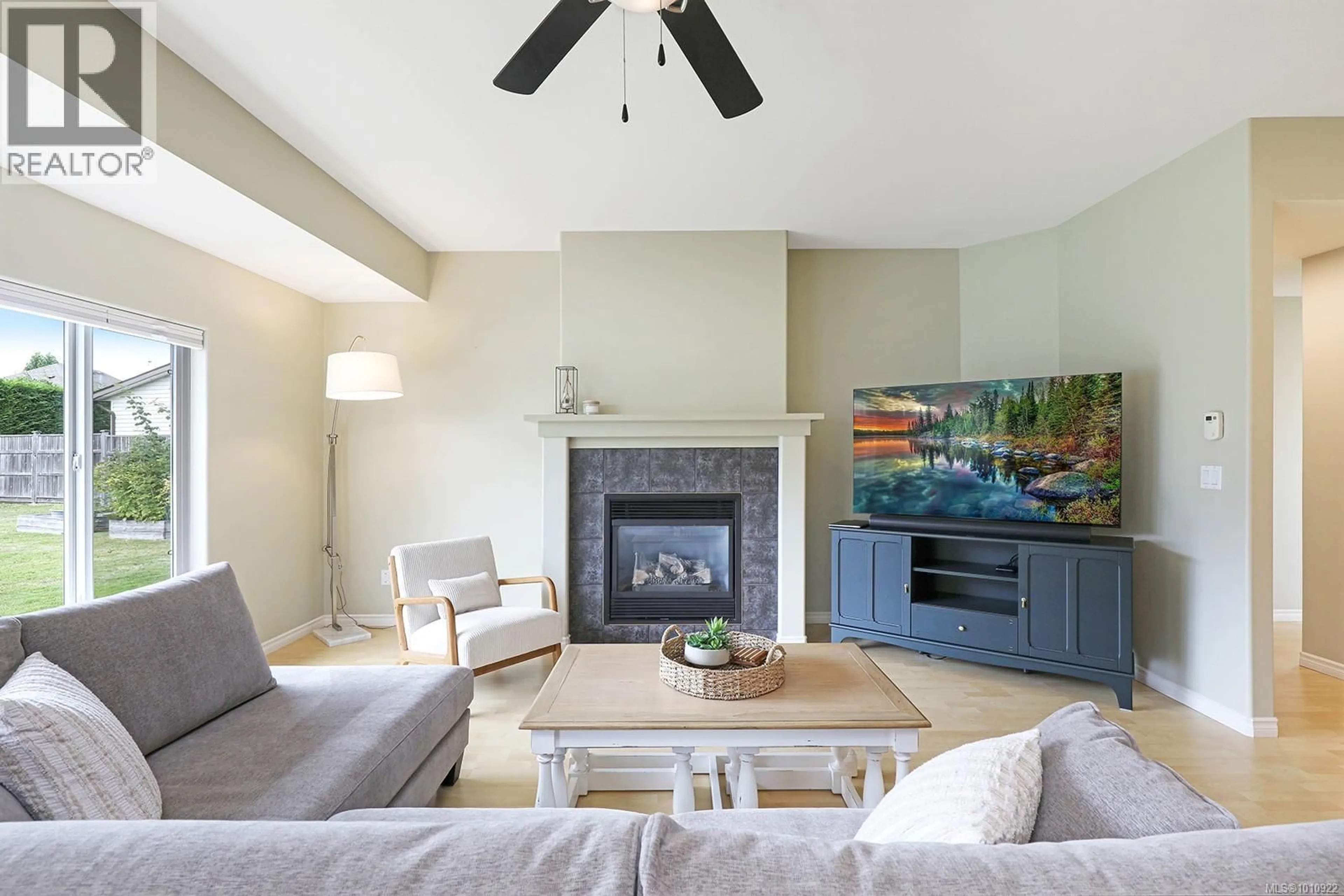 Living room with furniture, unknown for 673 OLYMPIC DRIVE, Comox British Columbia V9M4G6