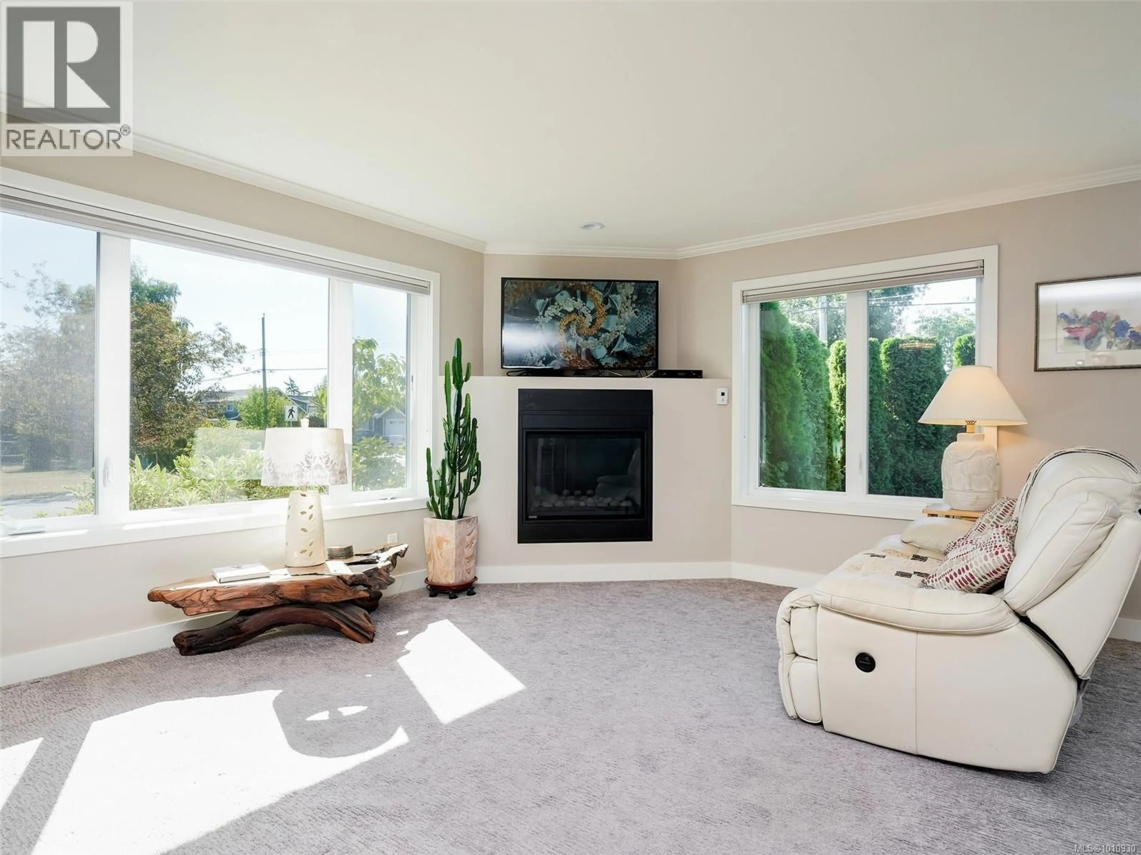 Living room with furniture, unknown for 2208 MALAVIEW AVENUE, Sidney British Columbia V8L2E7