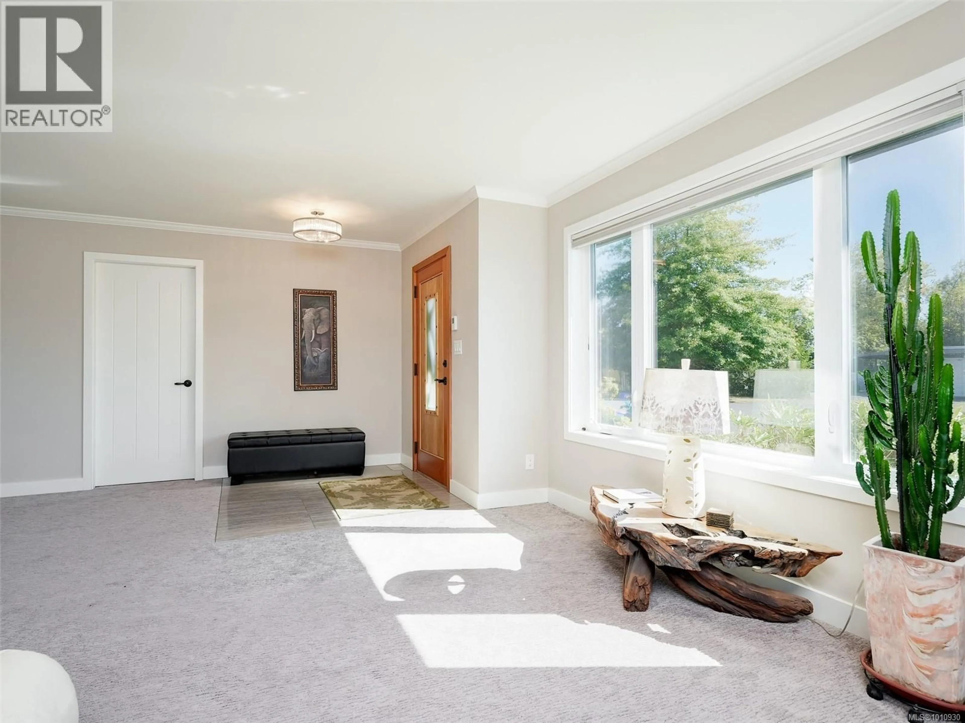 Indoor entryway for 2208 MALAVIEW AVENUE, Sidney British Columbia V8L2E7