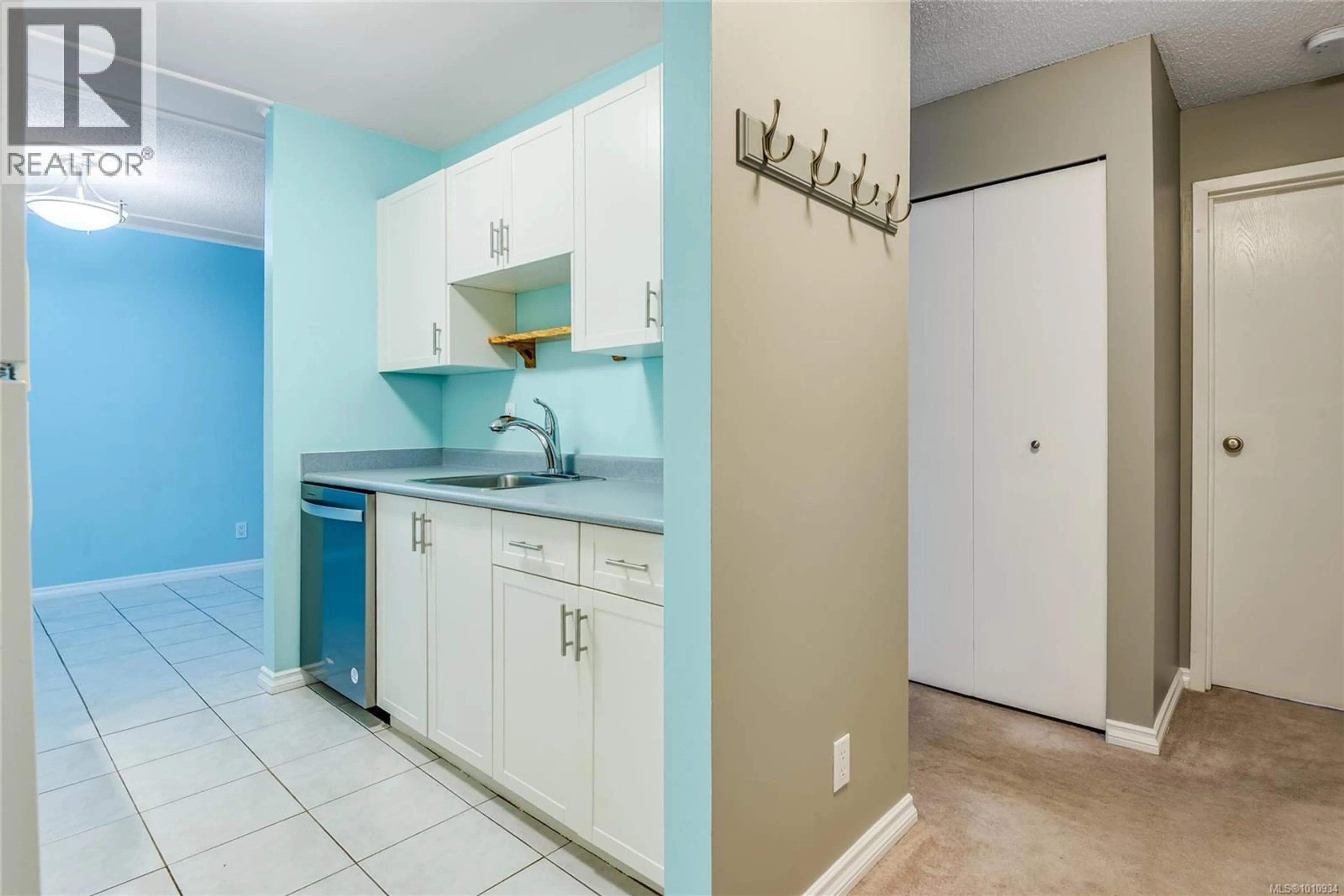 Standard kitchen, ceramic/tile floor for 204 - 585 DOGWOOD STREET SOUTH, Campbell River British Columbia V9W6T6