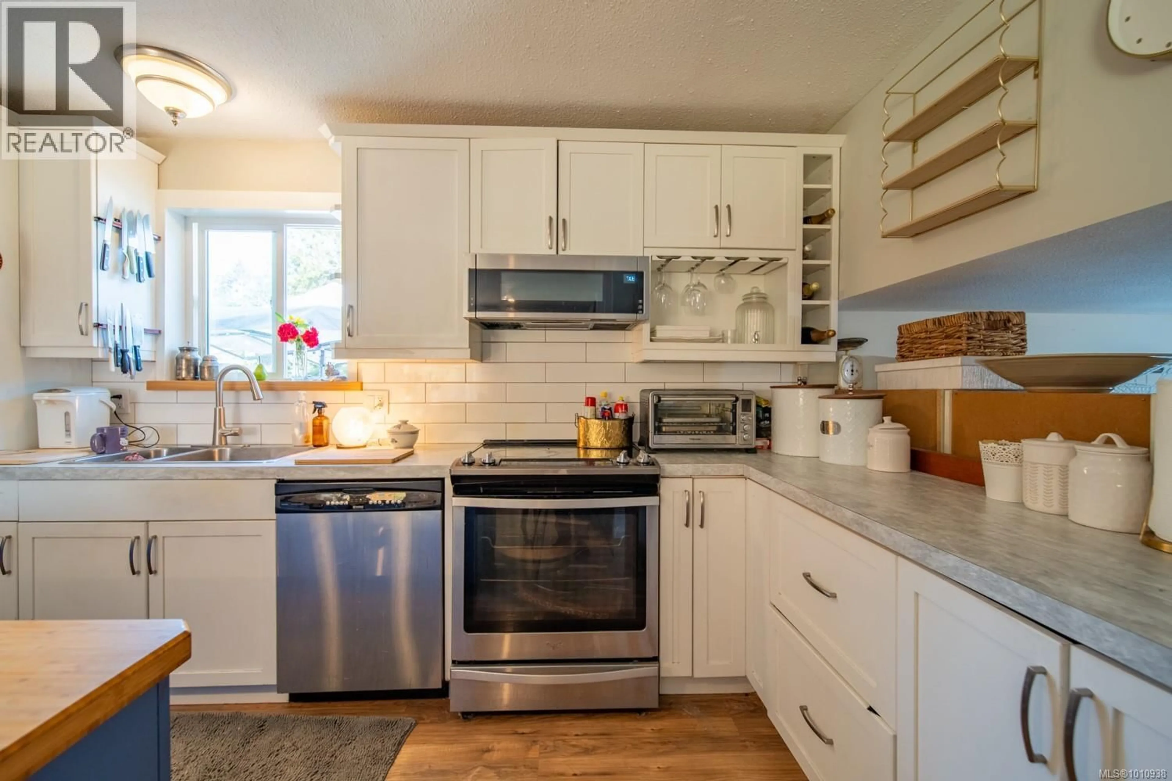 Open concept kitchen, ceramic/tile floor for 667 BLENKIN AVENUE, Parksville British Columbia V9P1G7