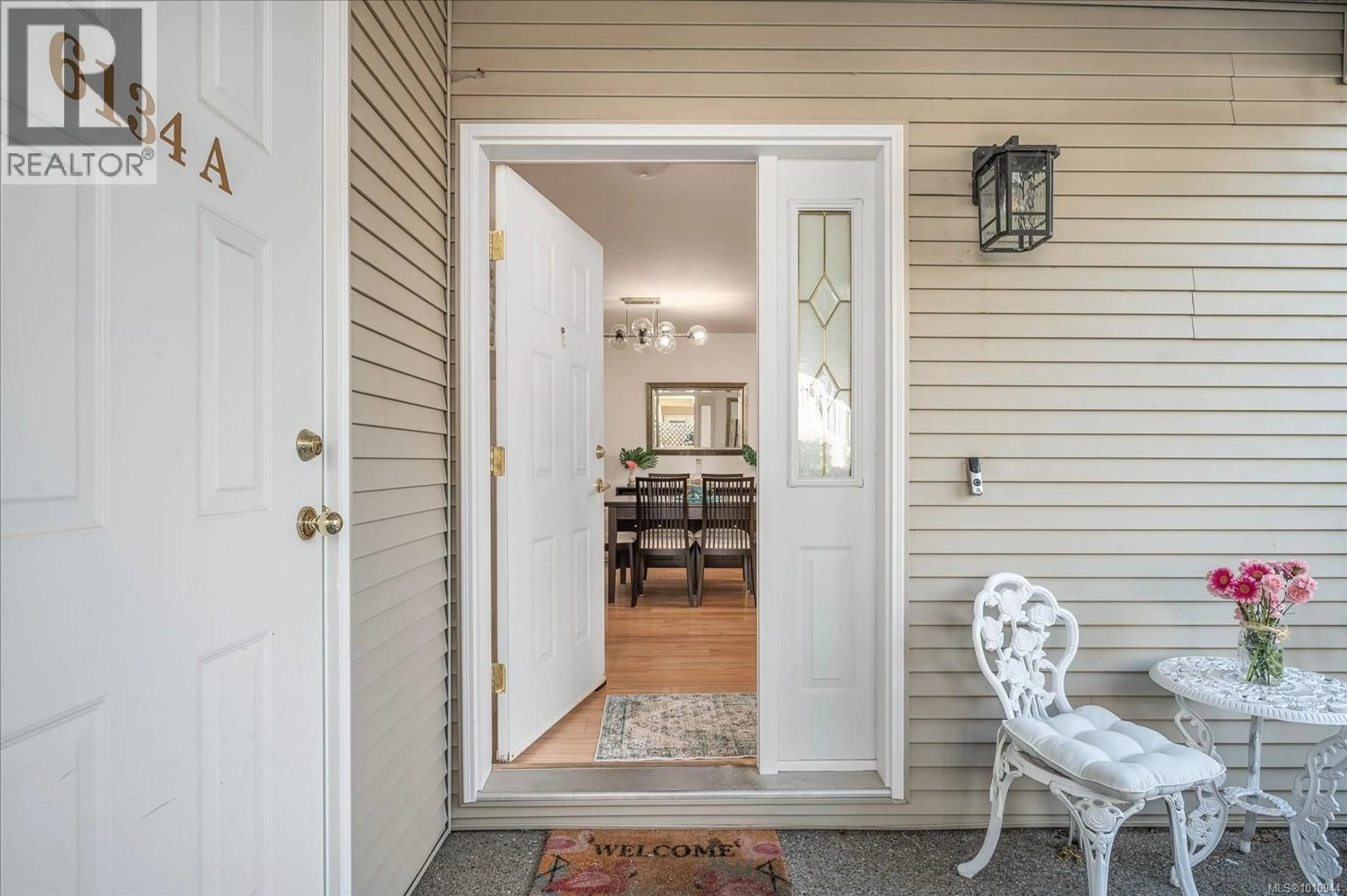 Indoor entryway for 6134A MCGIRR ROAD, Nanaimo British Columbia V9V1V1