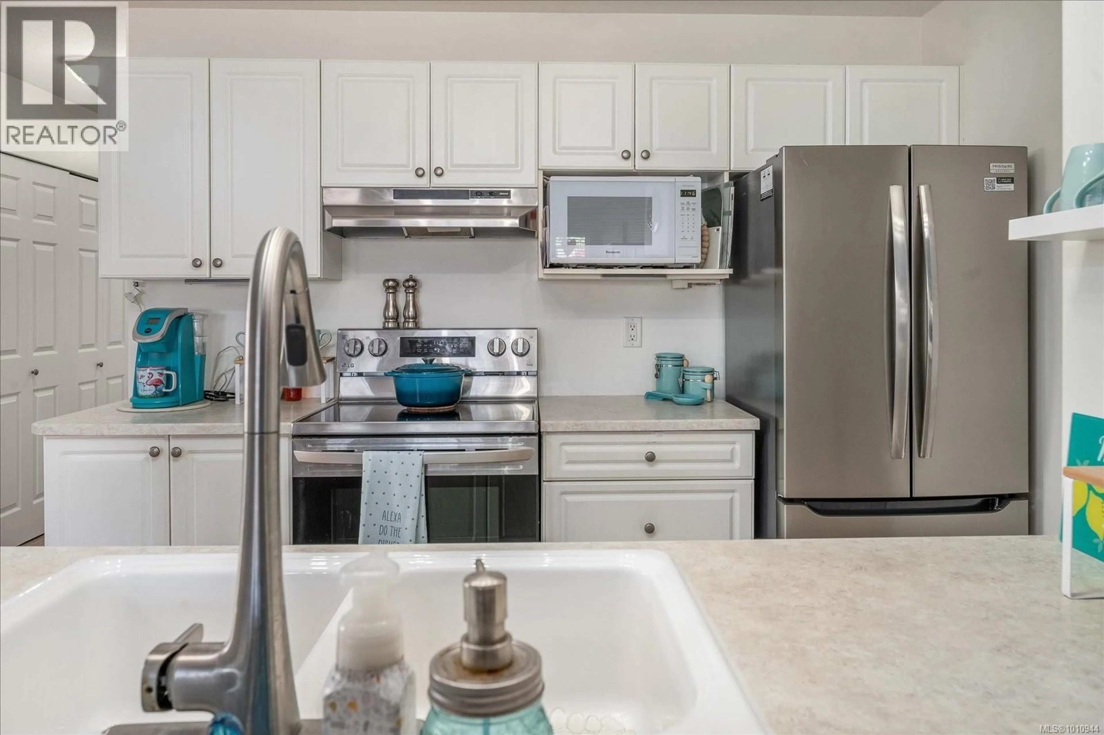 Standard kitchen, ceramic/tile floor for 6134A MCGIRR ROAD, Nanaimo British Columbia V9V1V1