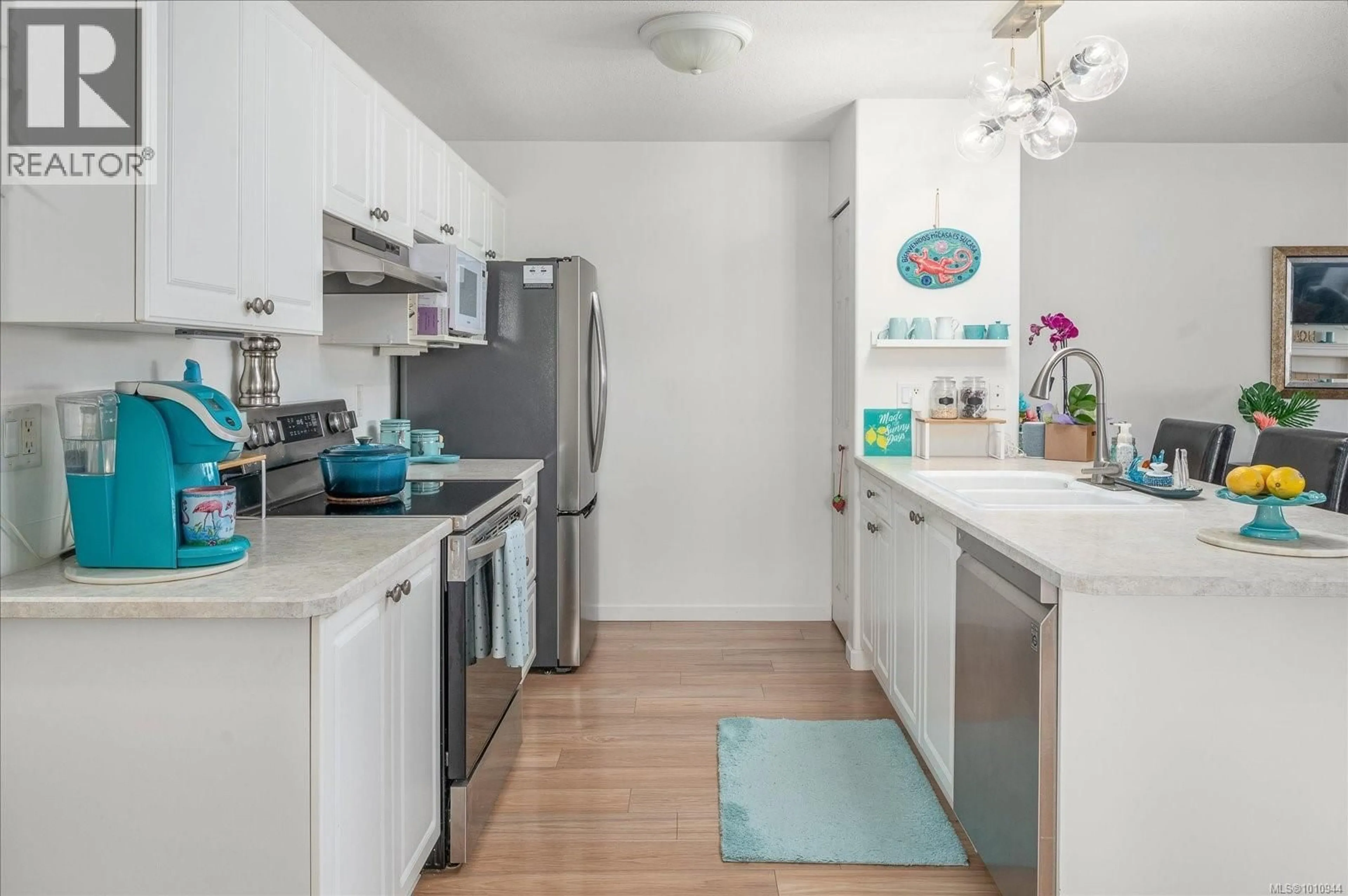 Standard kitchen, unknown for 6134A MCGIRR ROAD, Nanaimo British Columbia V9V1V1