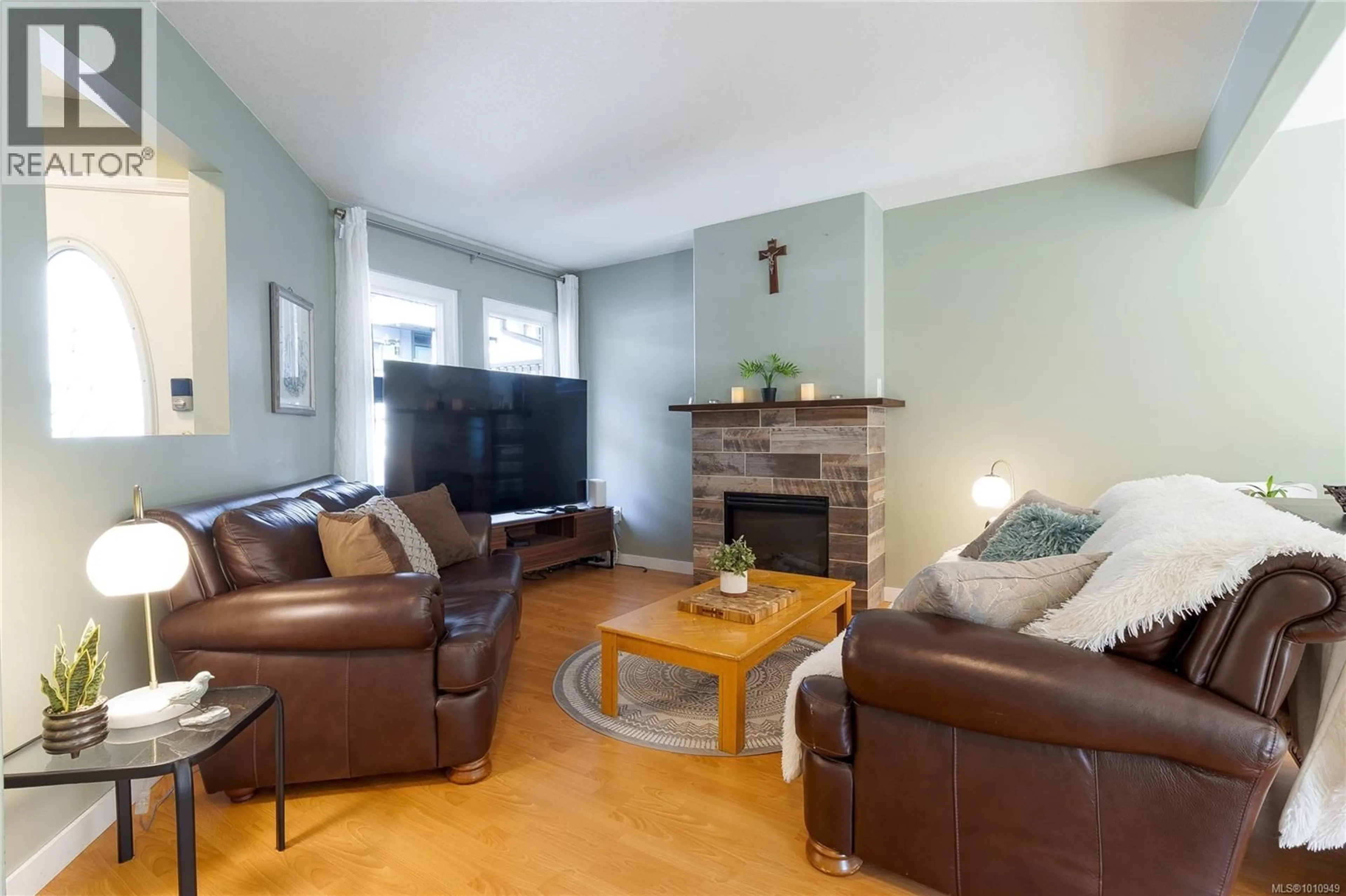 Living room with furniture, wood/laminate floor for 6 - 3570 NORWELL DRIVE, Nanaimo British Columbia V9T1X6