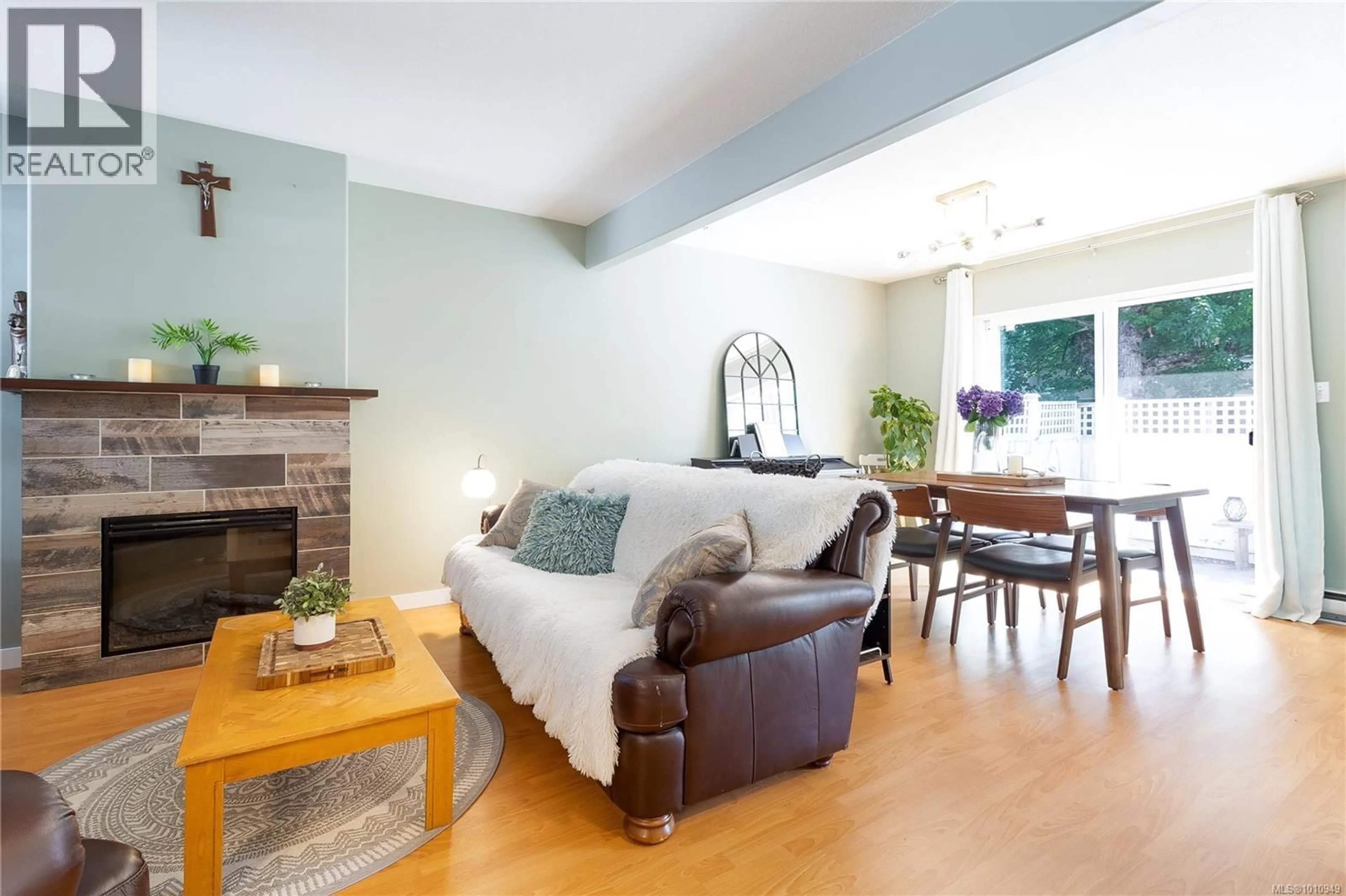 Living room with furniture, wood/laminate floor for 6 - 3570 NORWELL DRIVE, Nanaimo British Columbia V9T1X6