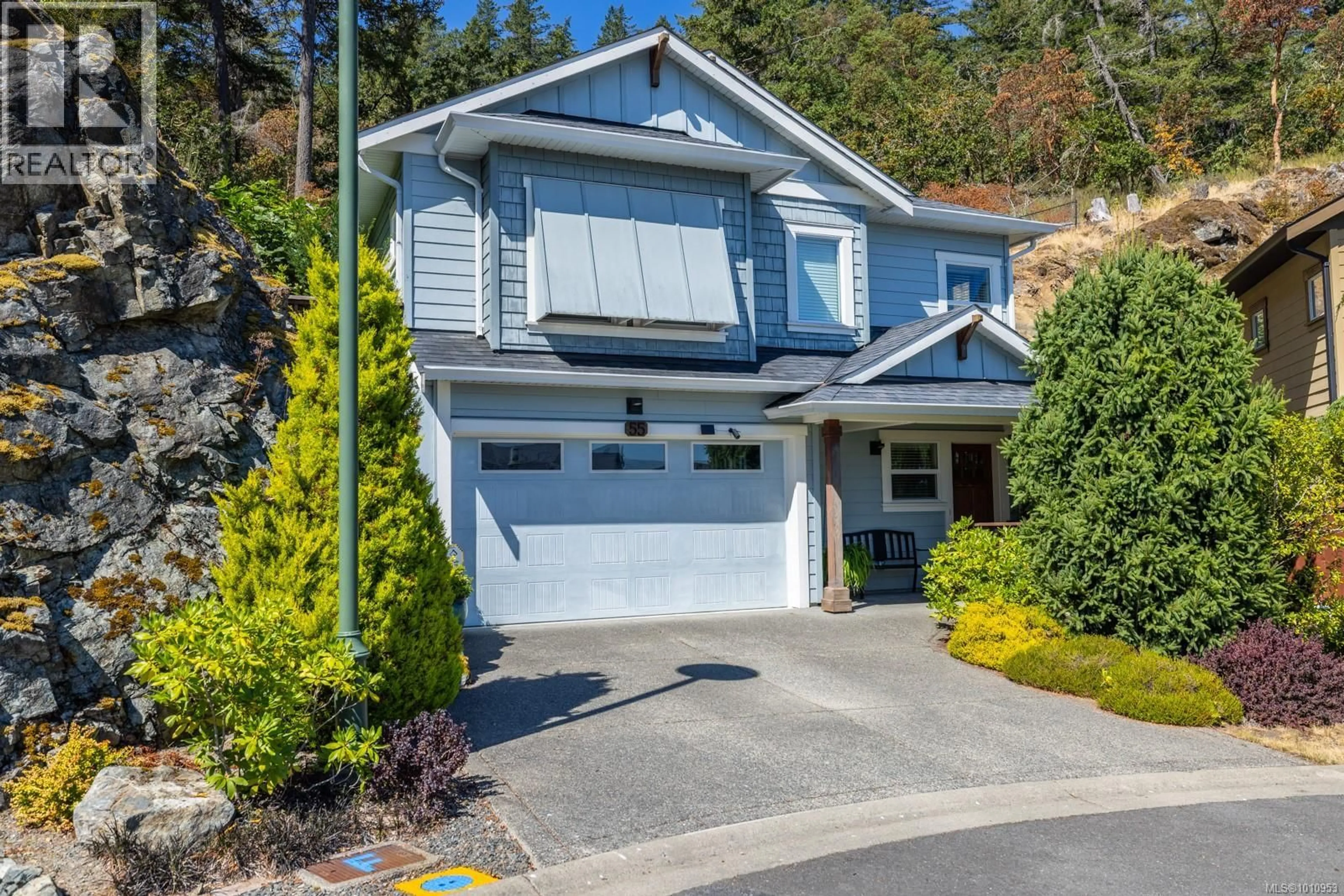 Home with vinyl exterior material, street for 55 BAMFORD COURT, View Royal British Columbia V9B0N7