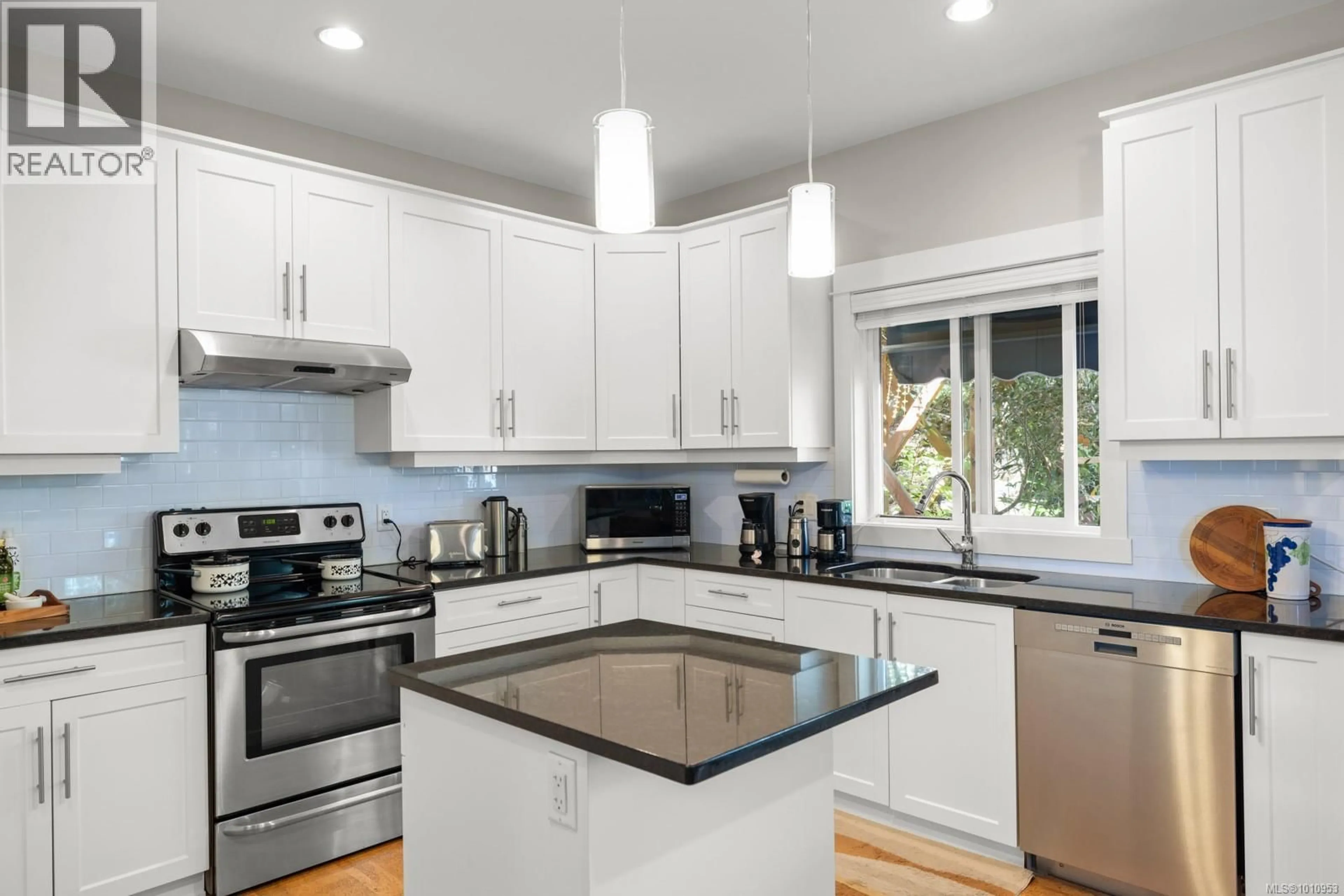 Contemporary kitchen, unknown for 55 BAMFORD COURT, View Royal British Columbia V9B0N7