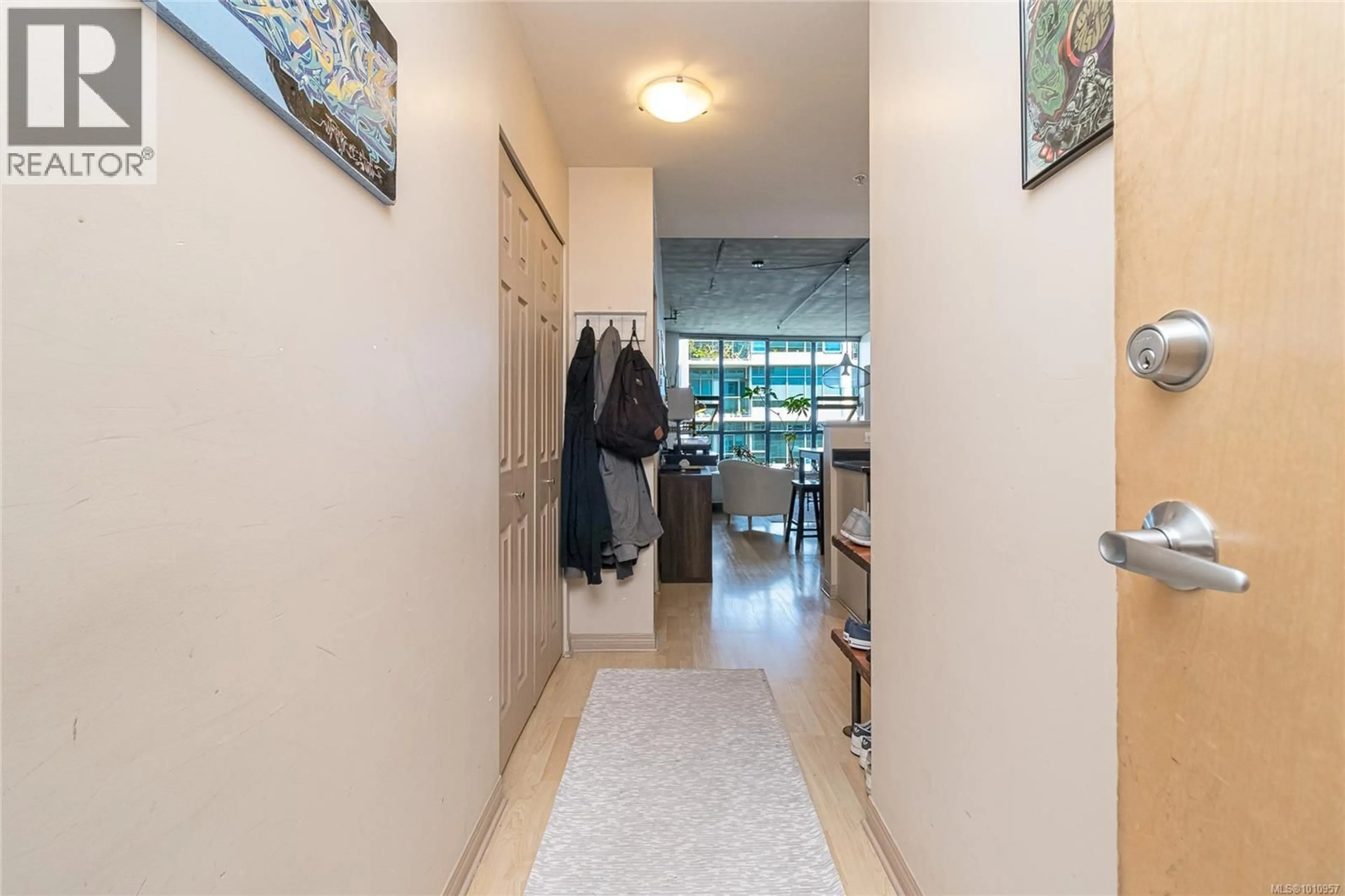 Indoor foyer for 611 - 860 VIEW STREET, Victoria British Columbia V8W3Z8