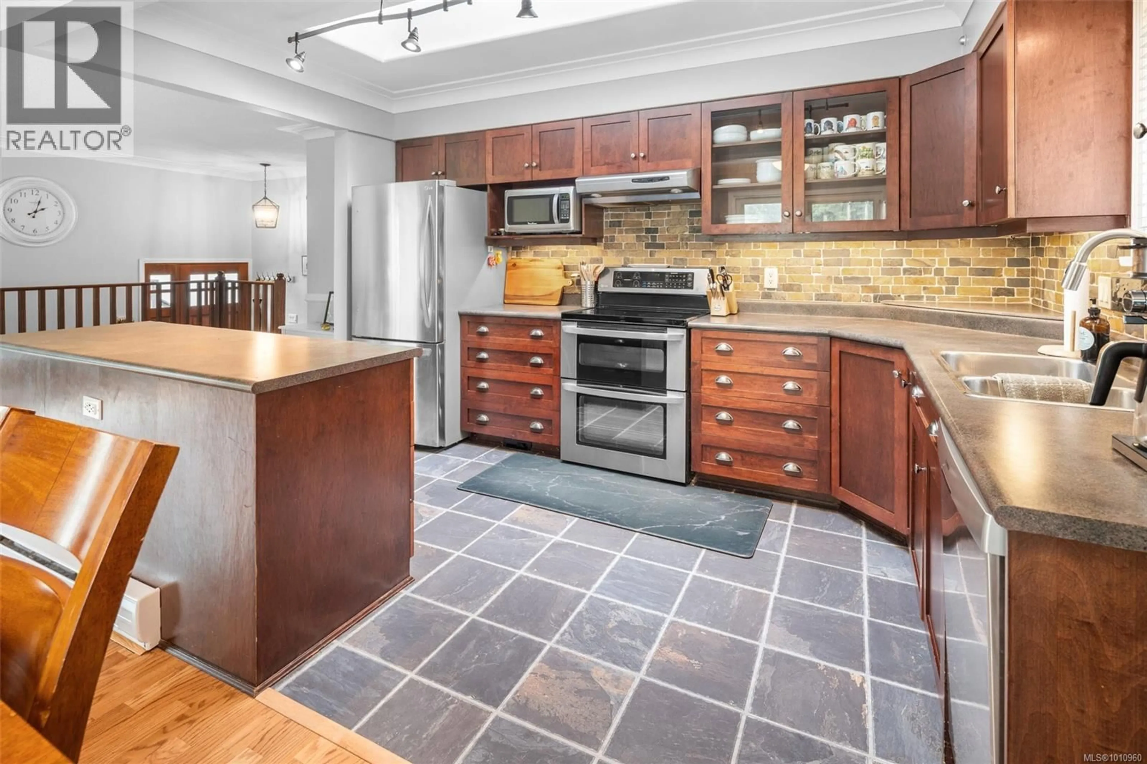 Open concept kitchen, ceramic/tile floor for 4518 HUGHES ROAD, Saanich British Columbia V9E2B8