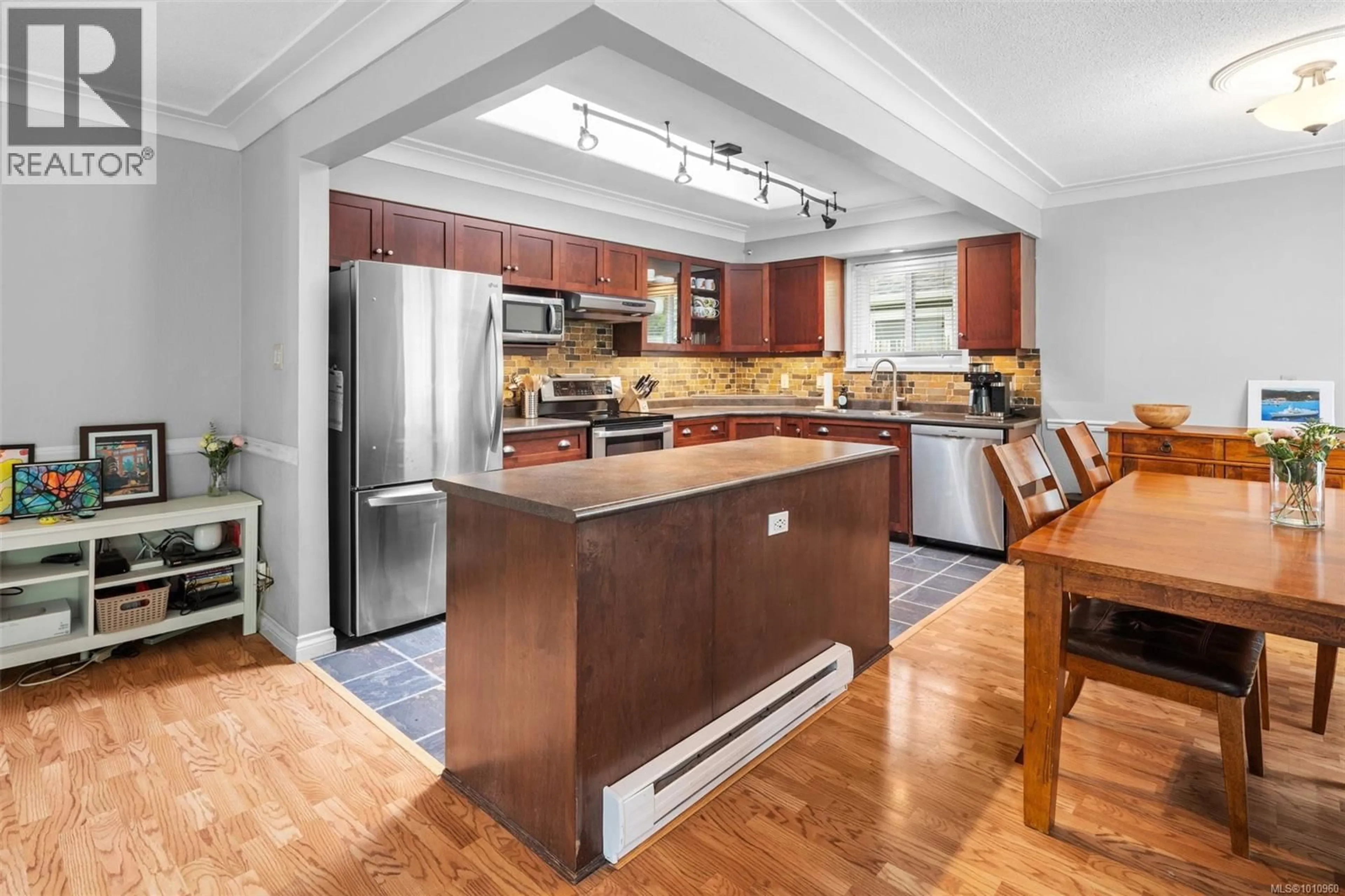 Open concept kitchen, unknown for 4518 HUGHES ROAD, Saanich British Columbia V9E2B8