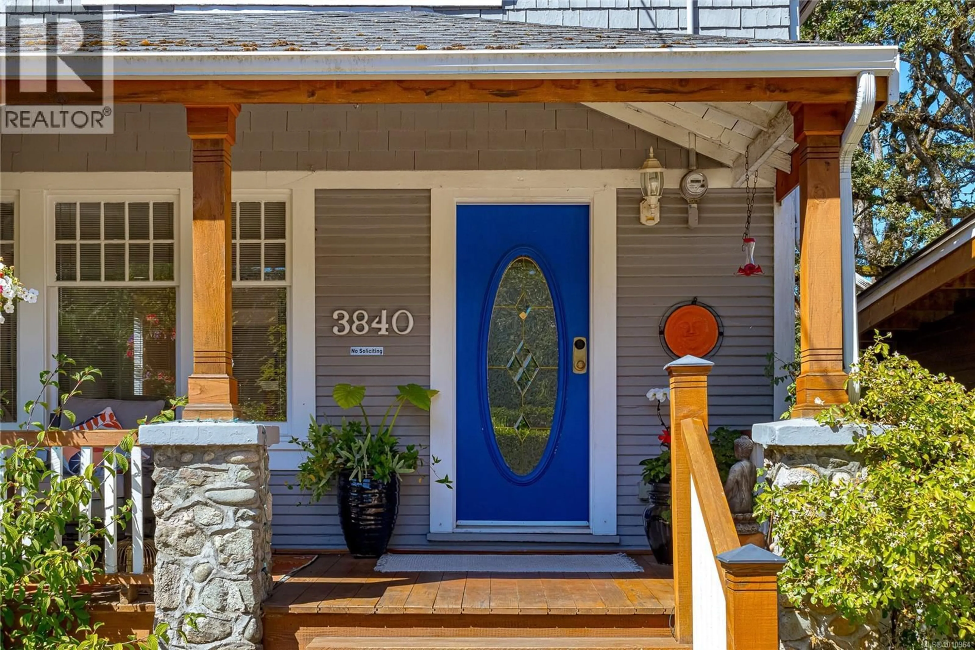 Indoor entryway for 3840 SAVANNAH AVENUE, Saanich British Columbia V8X1T5