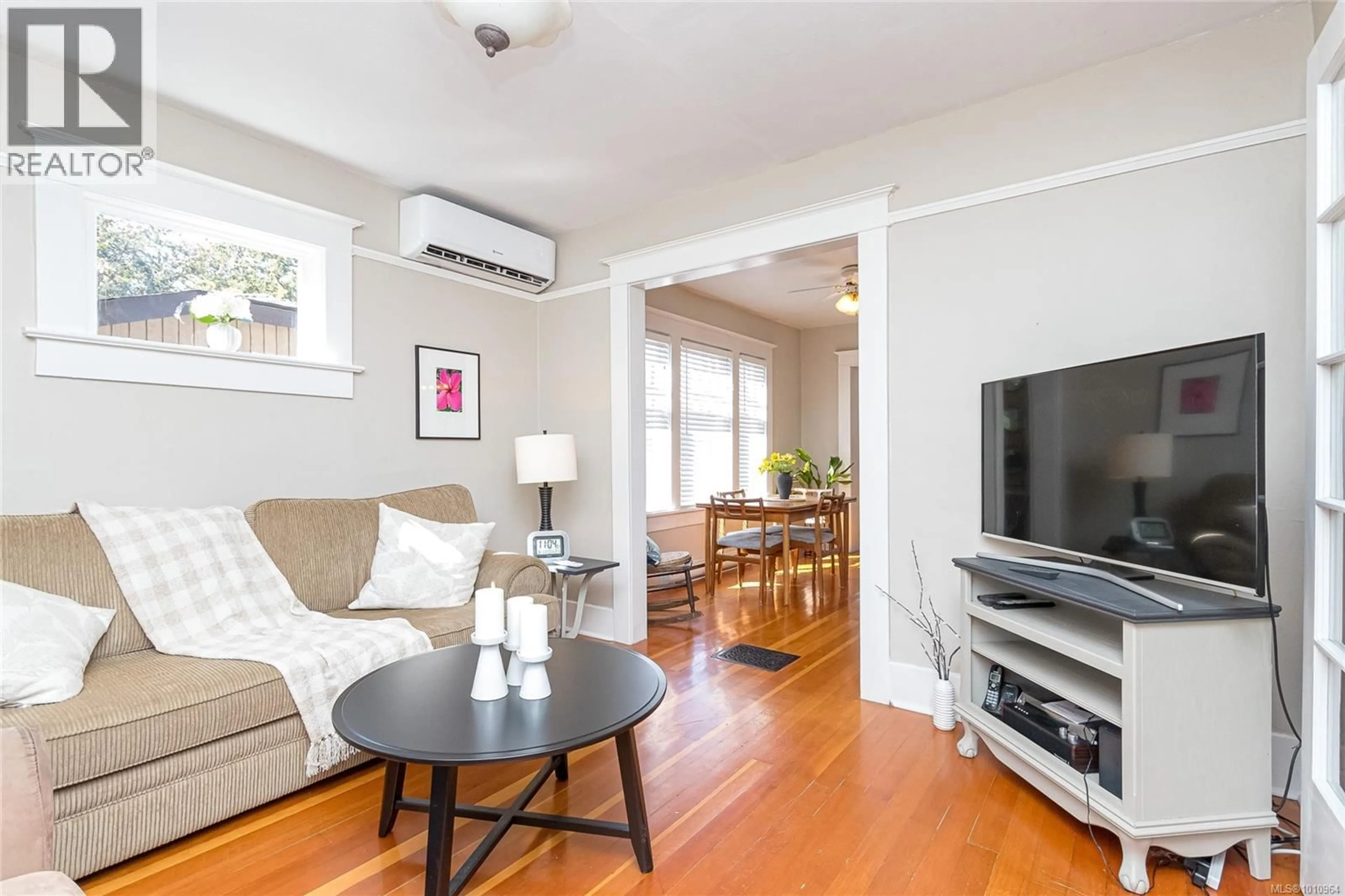 Living room with furniture, wood/laminate floor for 3840 SAVANNAH AVENUE, Saanich British Columbia V8X1T5