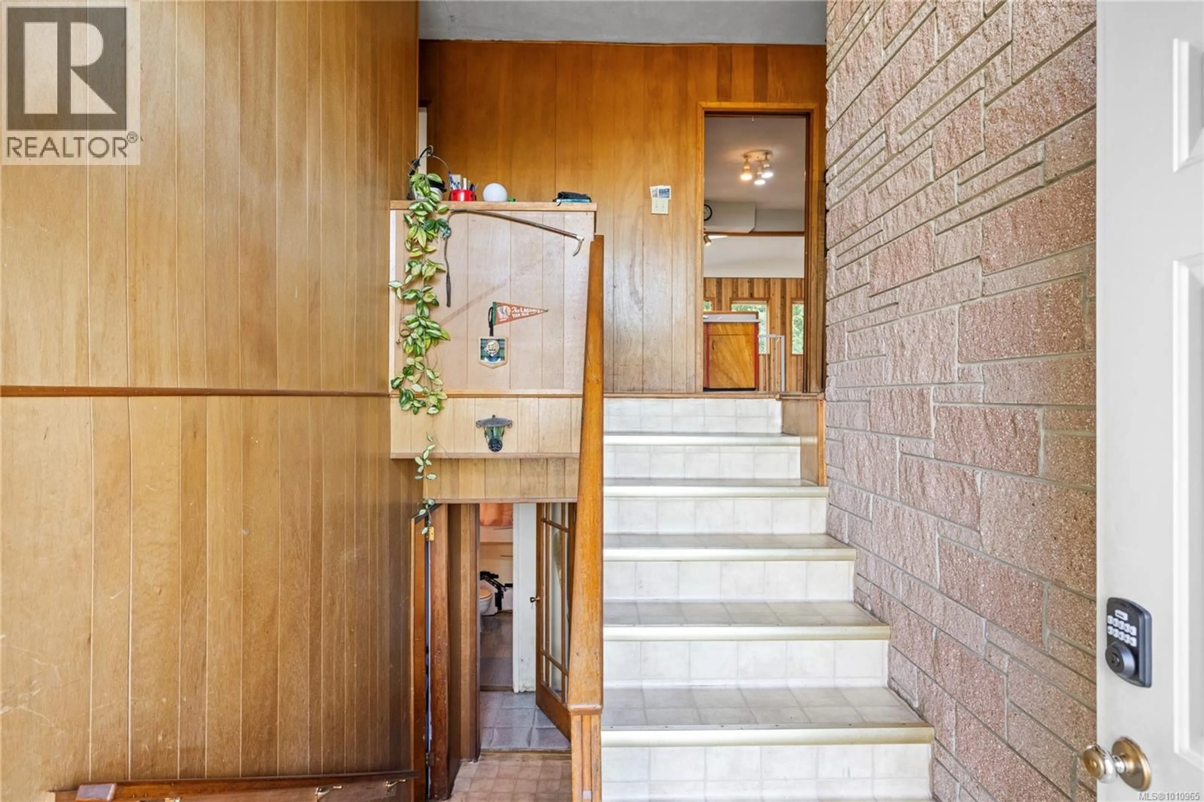 Indoor foyer for 3681 PLACE ROAD, Nanaimo British Columbia V9T1M9