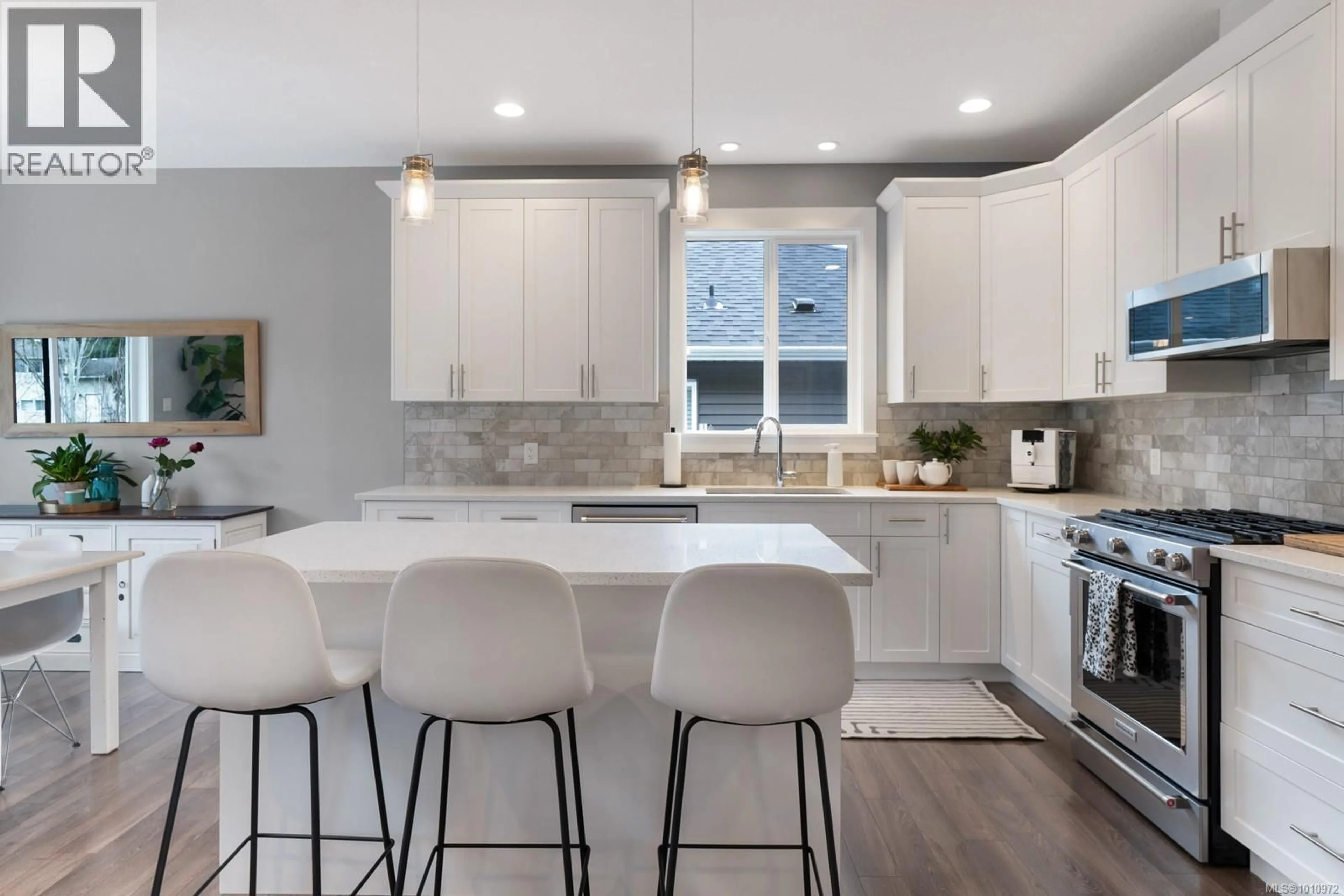 Open concept kitchen, ceramic/tile floor for 370 CORDAN STREET, Nanaimo British Columbia V9R0H9