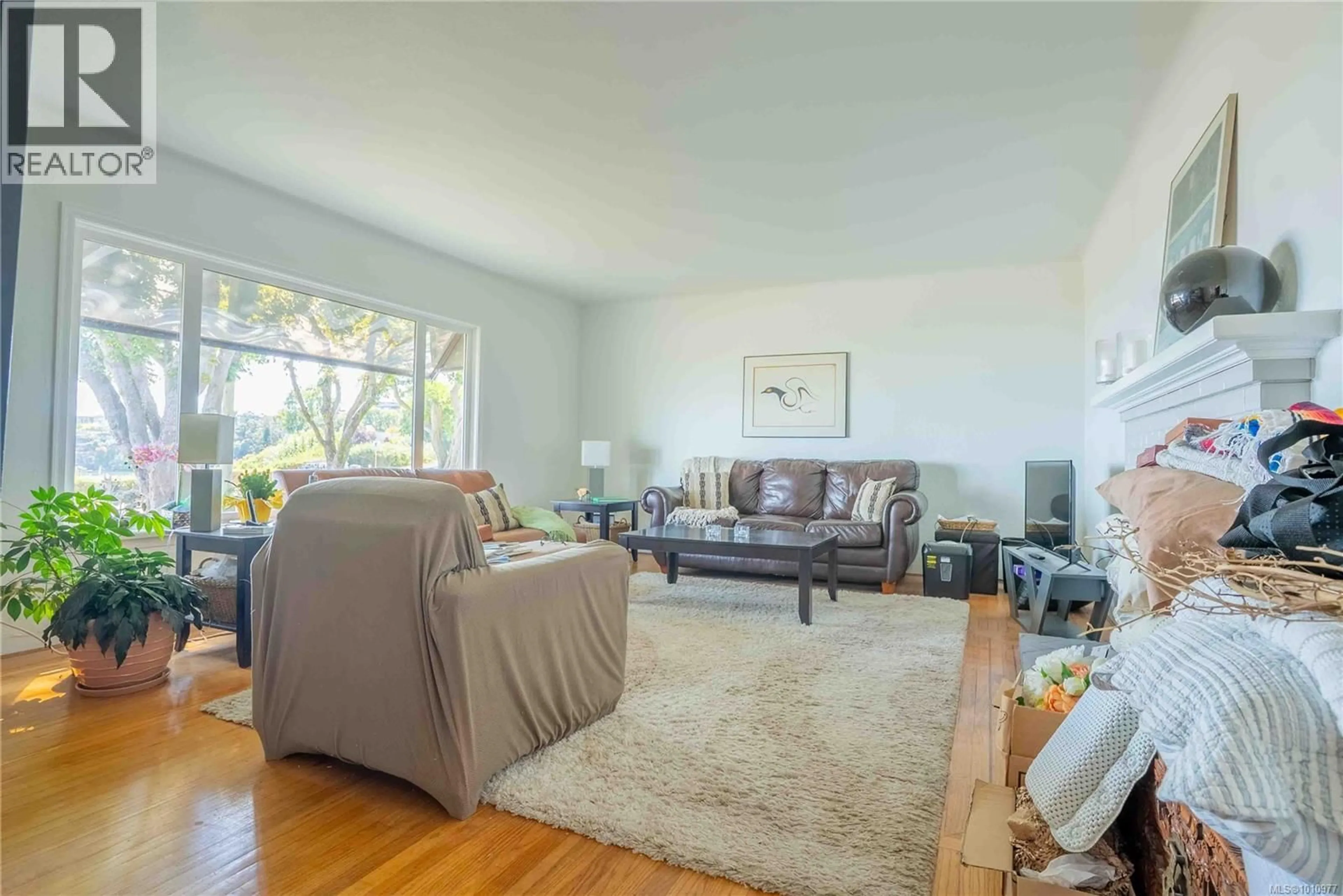 Living room with furniture, unknown for 320 BEACH DRIVE, Oak Bay British Columbia V8S2M2