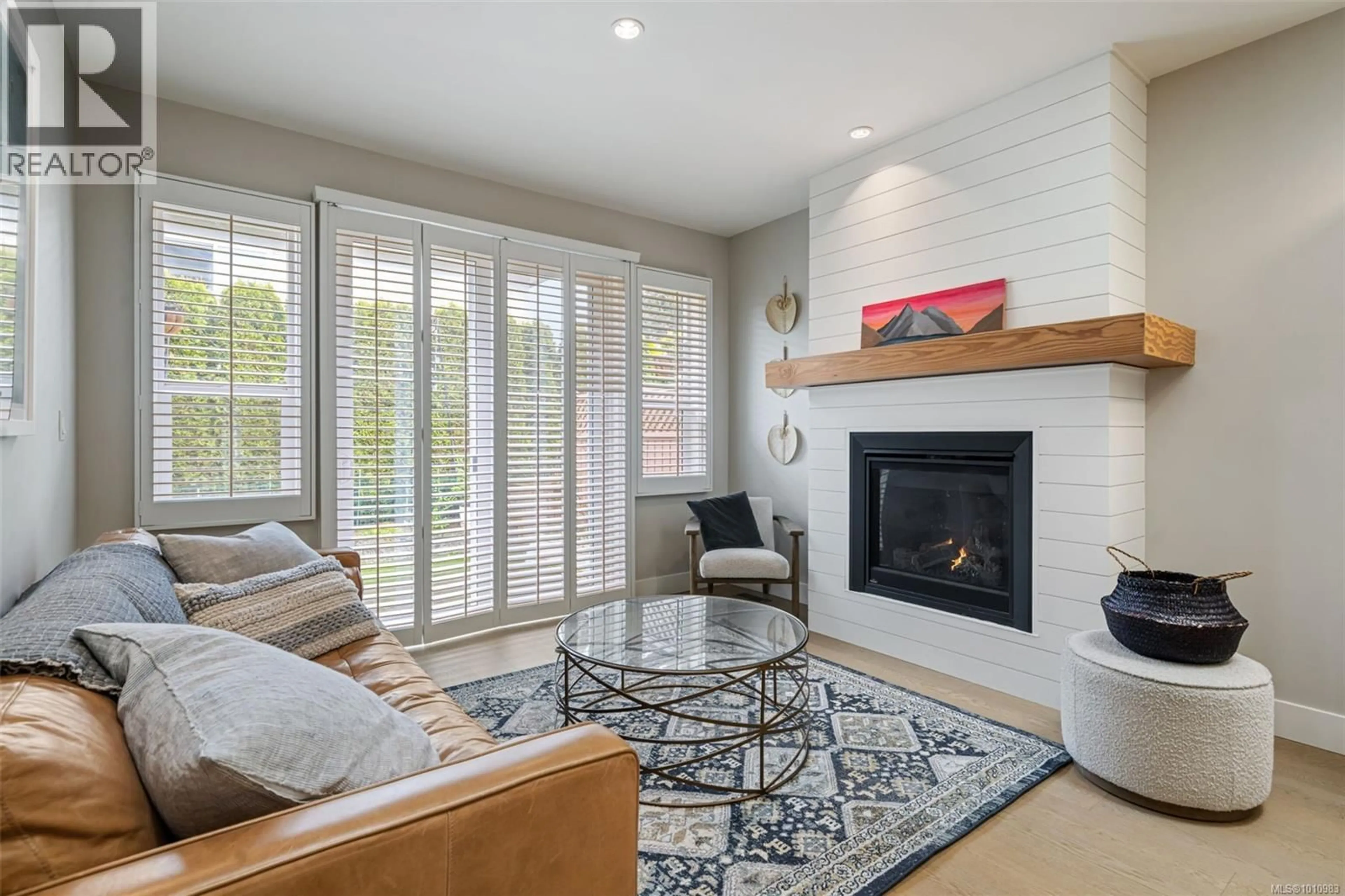 Living room with furniture, unknown for 2 - 10490 RESTHAVEN DRIVE, Sidney British Columbia V8L3H7