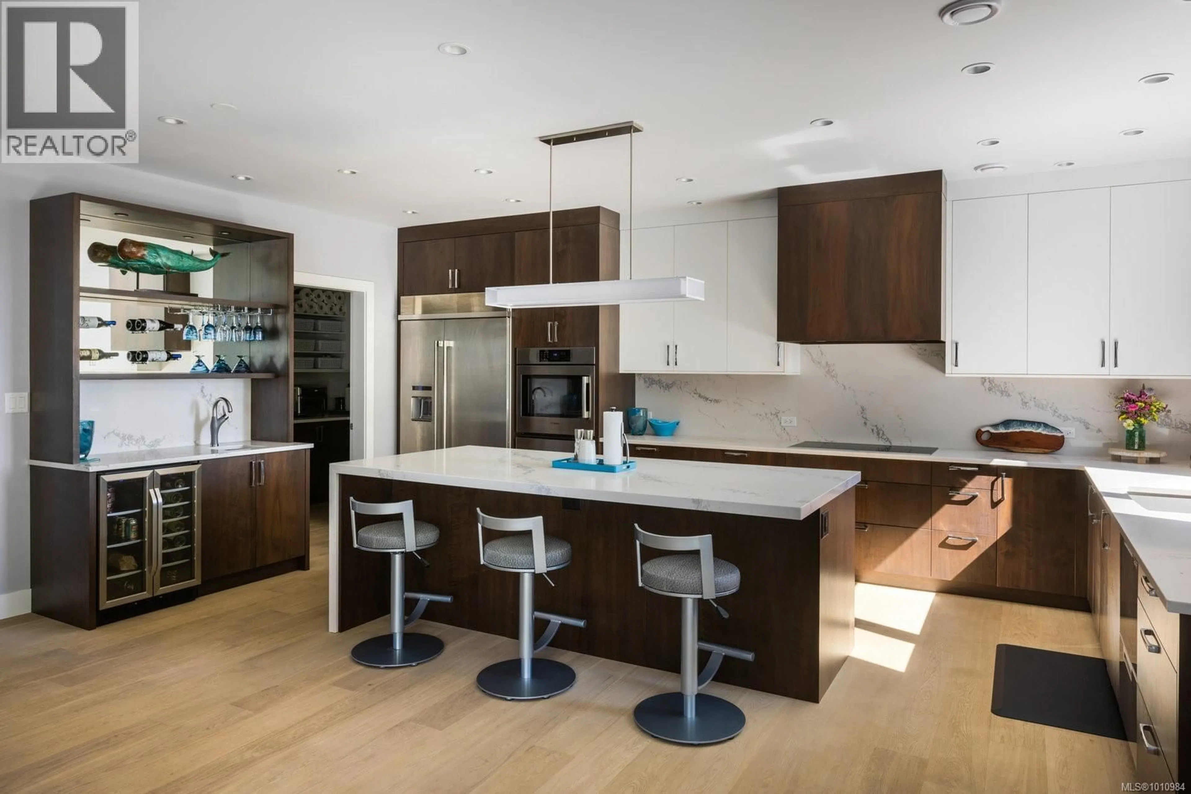 Contemporary kitchen, unknown for 4673 BOULDERWOOD DRIVE, Saanich British Columbia V8Y2P8