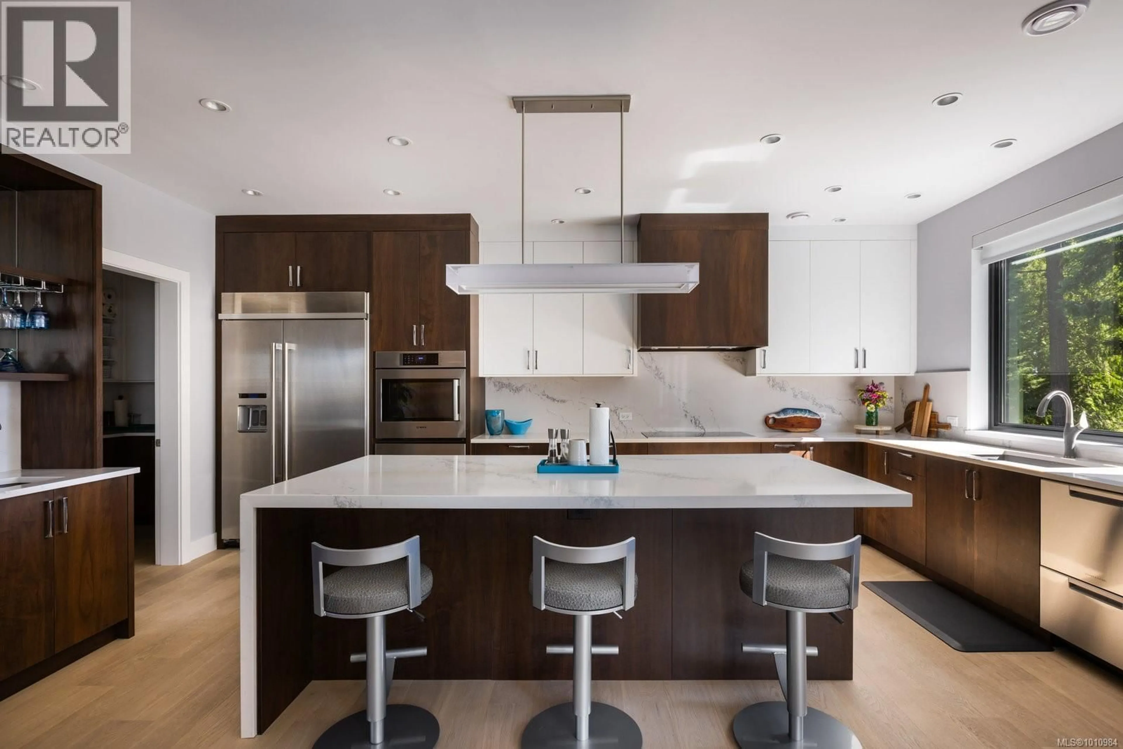 Contemporary kitchen, unknown for 4673 BOULDERWOOD DRIVE, Saanich British Columbia V8Y2P8