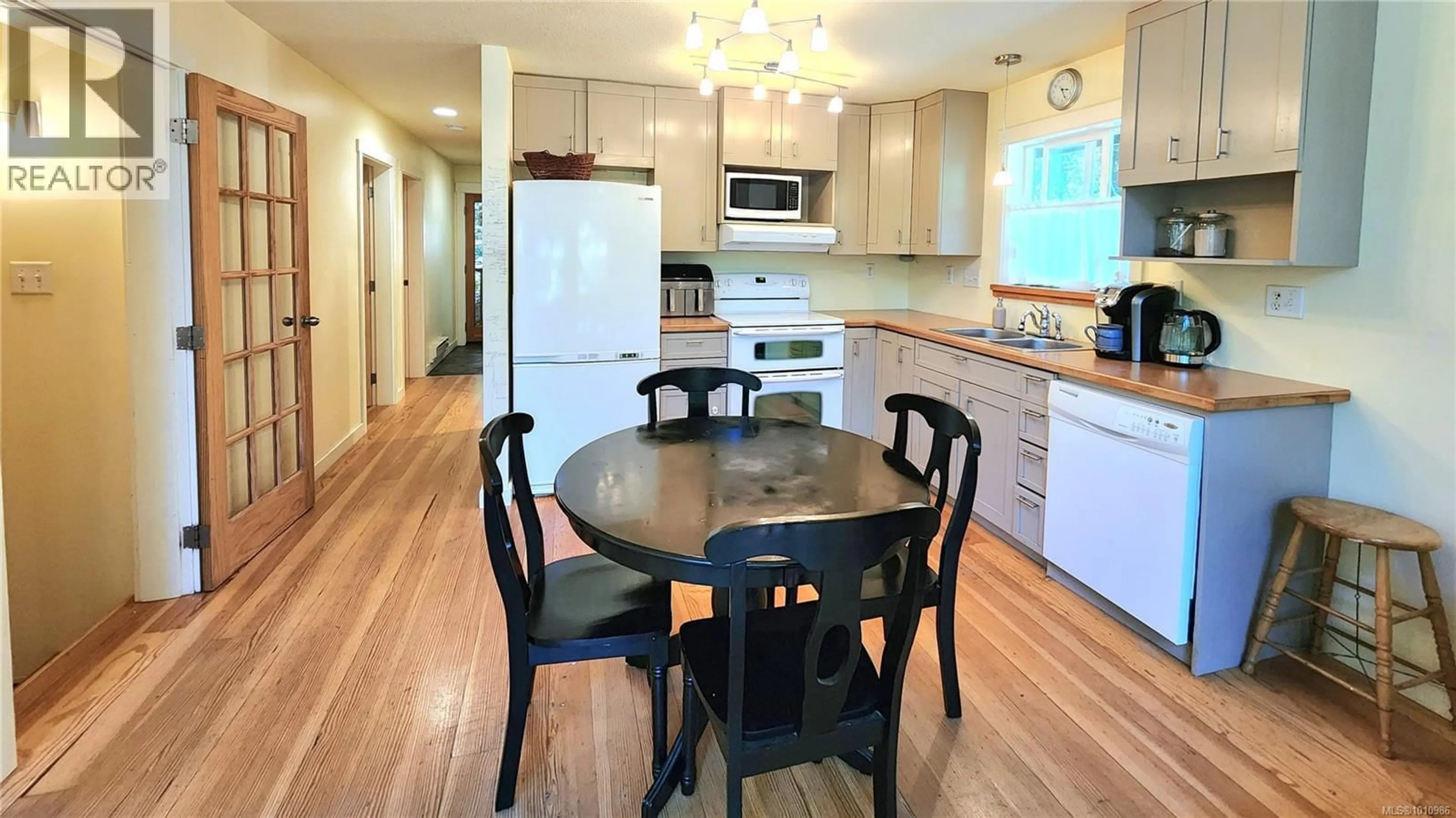 Open concept kitchen, wood/laminate floor for 1020 HORSESHOE ROAD, Gabriola Island British Columbia V0R1X3
