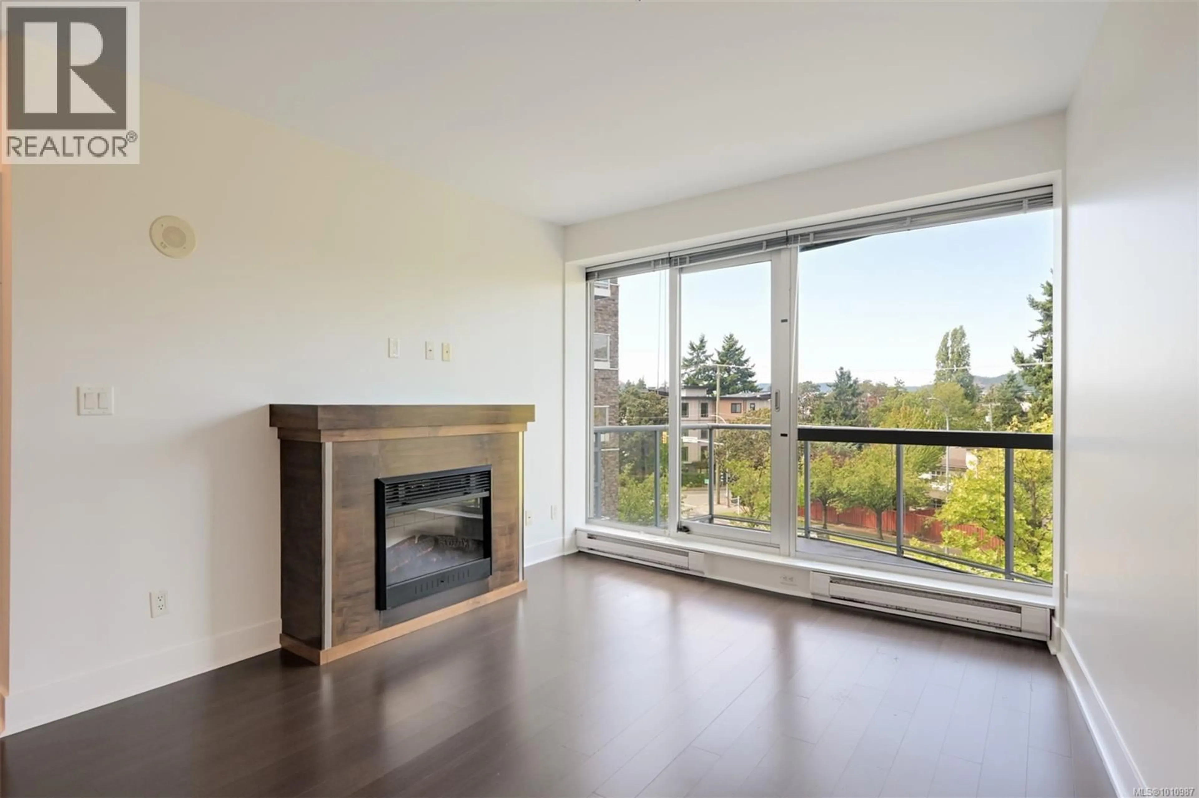 Living room with furniture, wood/laminate floor for 418 - 2745 VETERANS MEMORIAL PARKWAY, Langford British Columbia L1L1L1