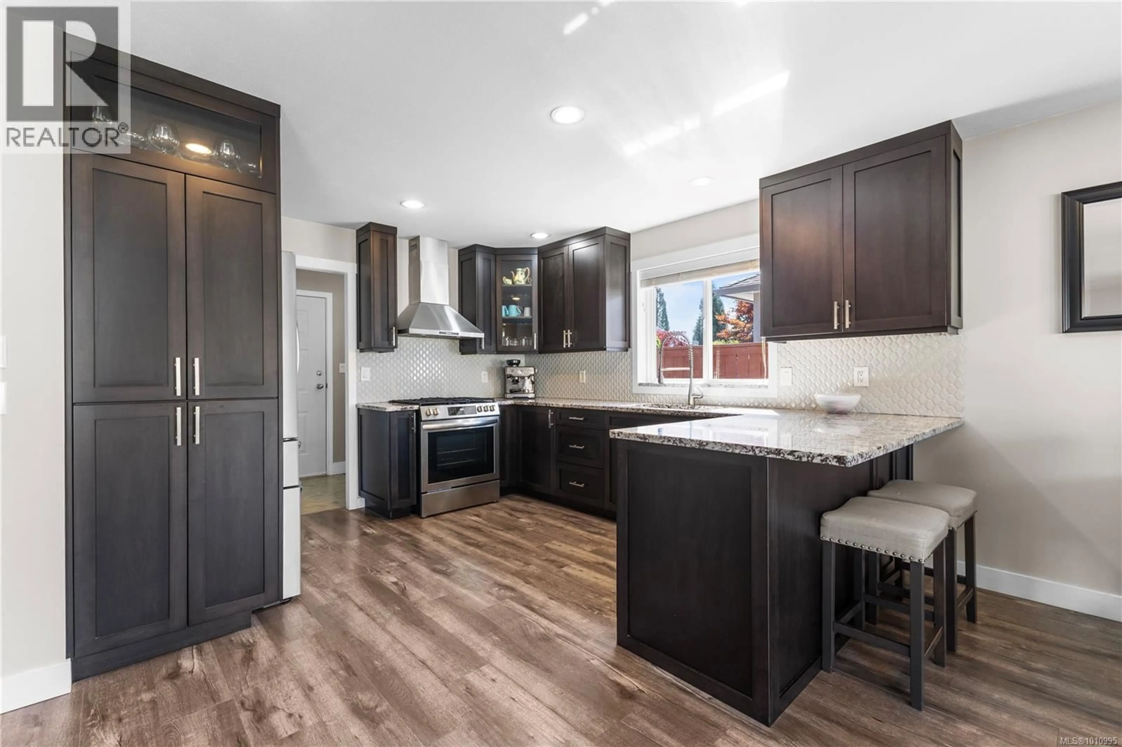 Open concept kitchen, unknown for 1975 AUGUSTA PLACE, Campbell River British Columbia V9H1R5