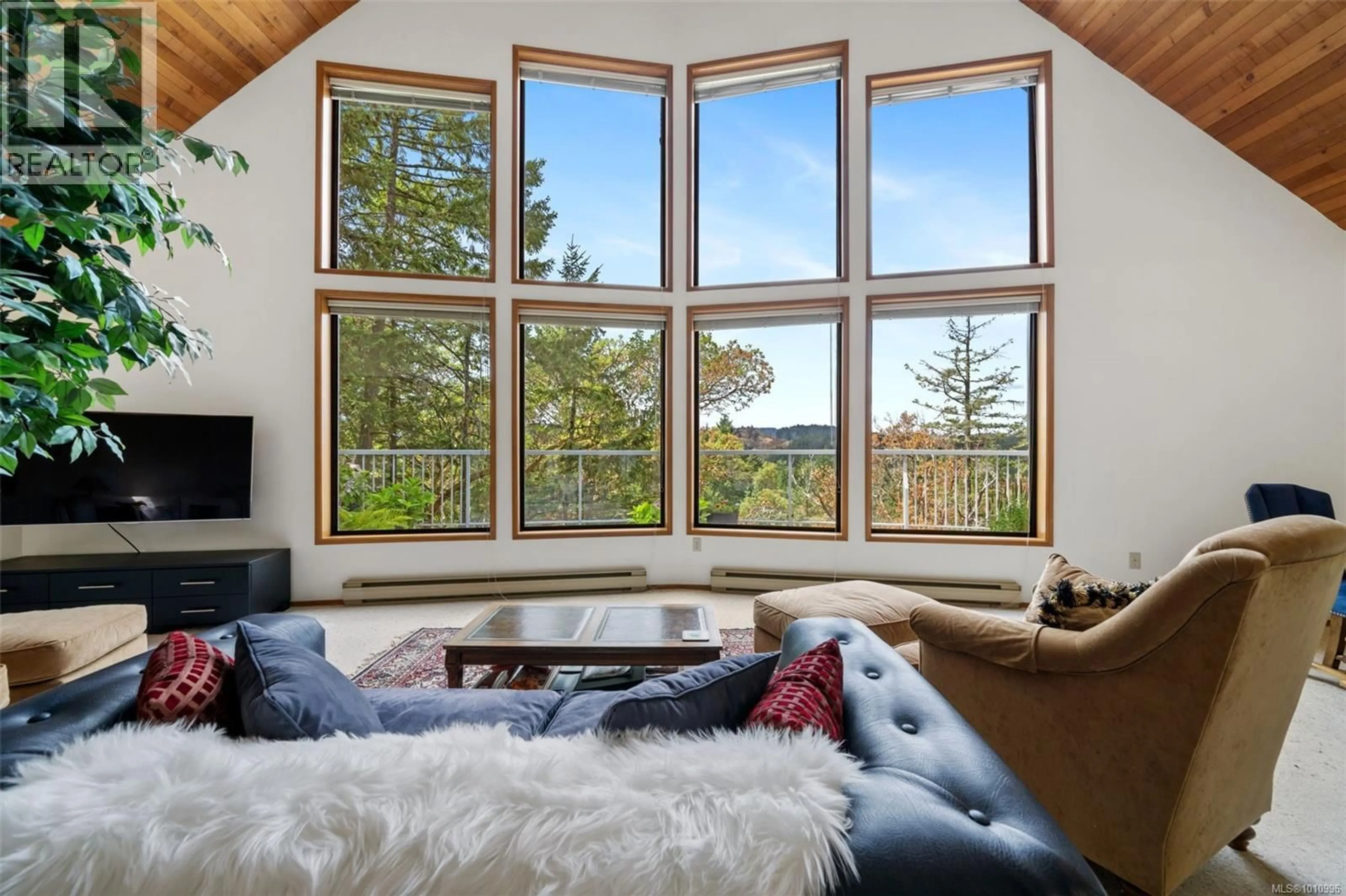 Living room with furniture, unknown for 1618 DAVIES ROAD, Highlands British Columbia V9B6E8