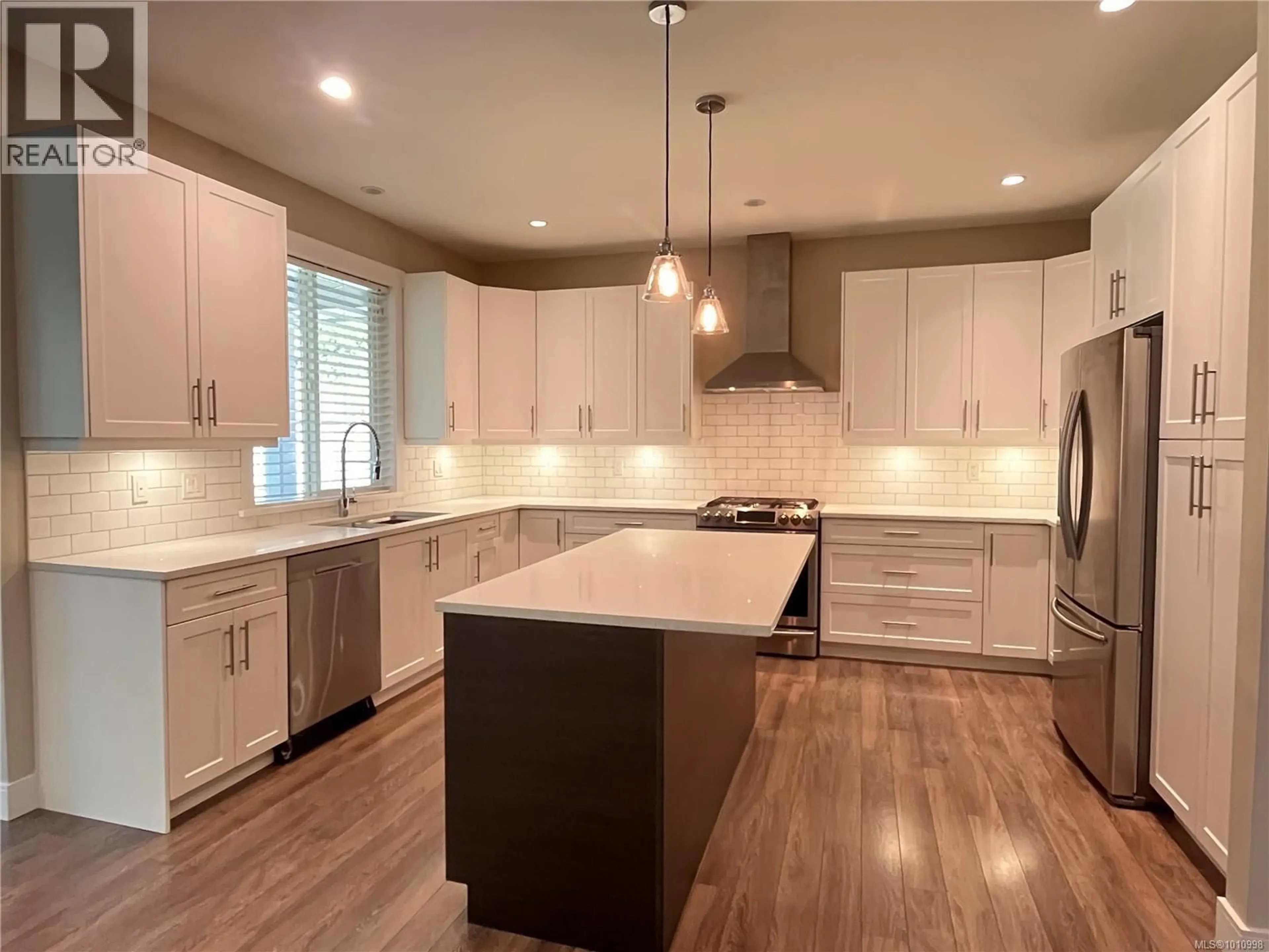 Open concept kitchen, wood/laminate floor for 3584 HOLLAND AVENUE, Cobble Hill British Columbia V8H0A4