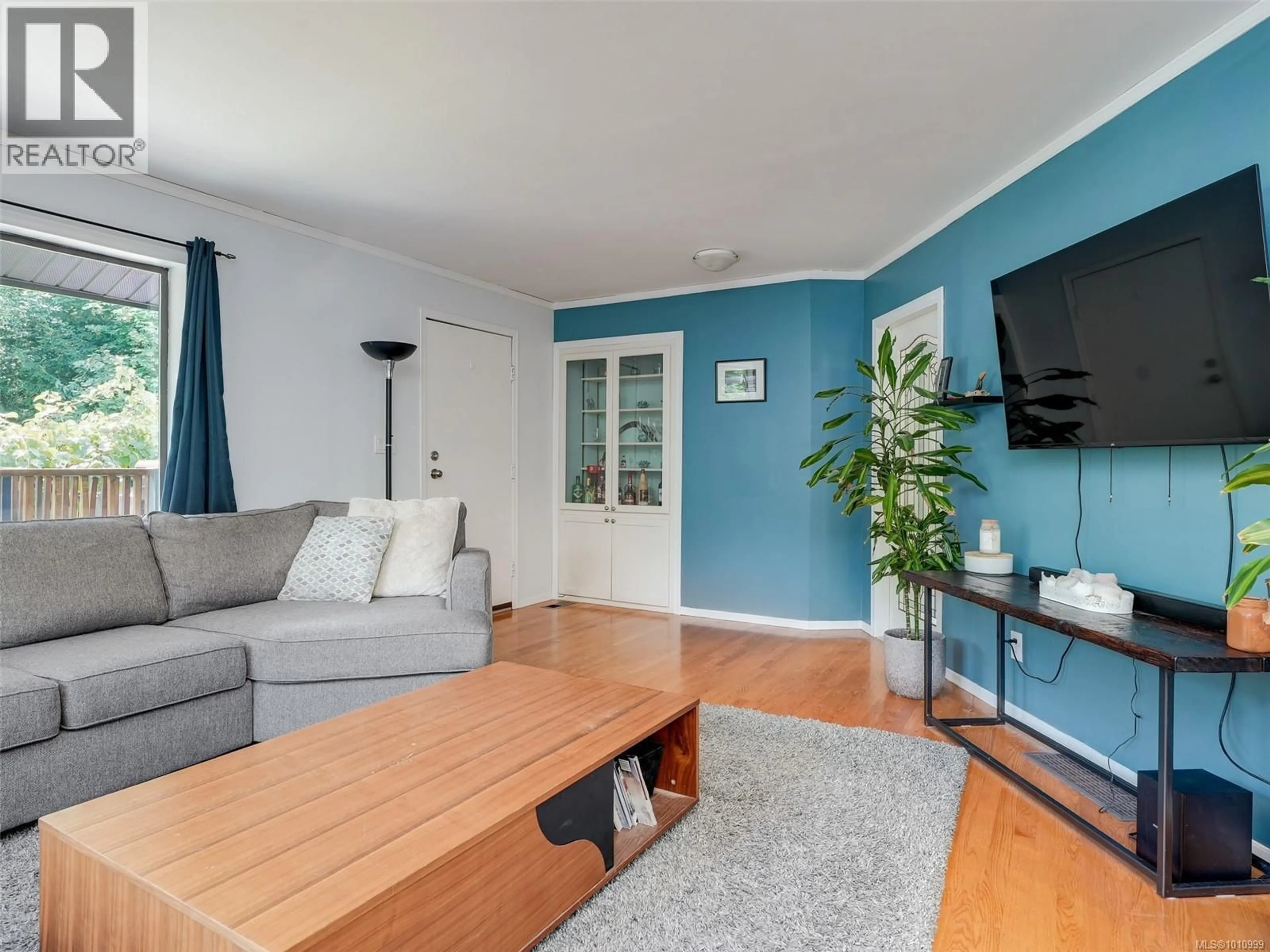 Living room with furniture, wood/laminate floor for 510 VOUTRAIT ROAD, Mill Bay British Columbia V0R2P3