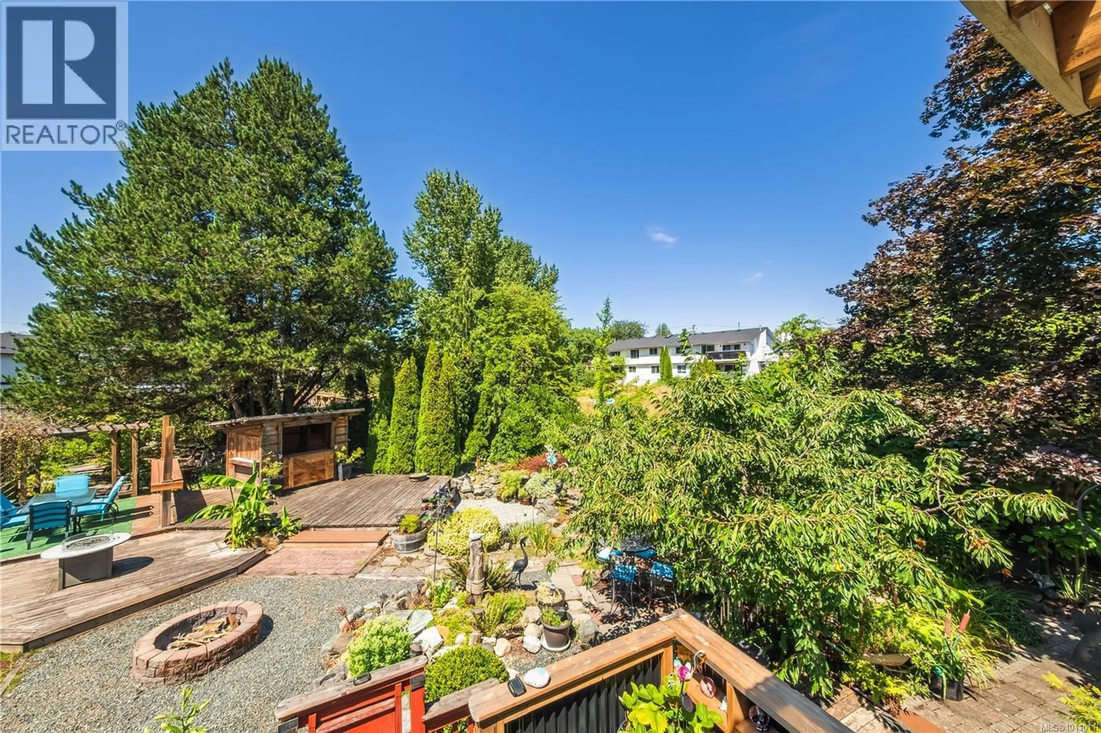 A pic from outside/outdoor area/front of a property/back of a property/a pic from drone, unknown for 410 JANES PLACE, Nanaimo British Columbia V9R3X6
