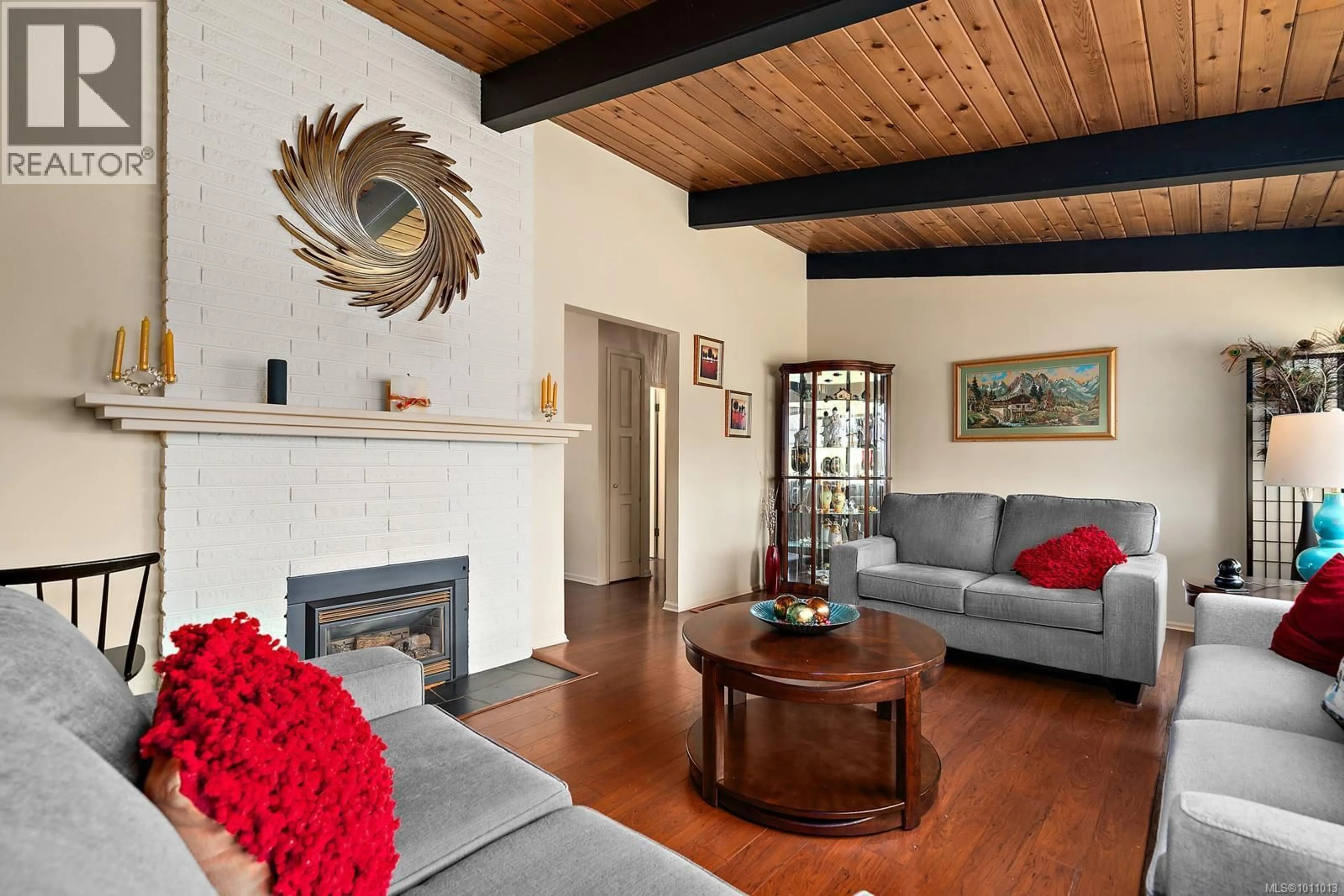 Living room with furniture, wood/laminate floor for 4243 SPRINGRIDGE DRIVE, Saanich British Columbia V8Z4Y9