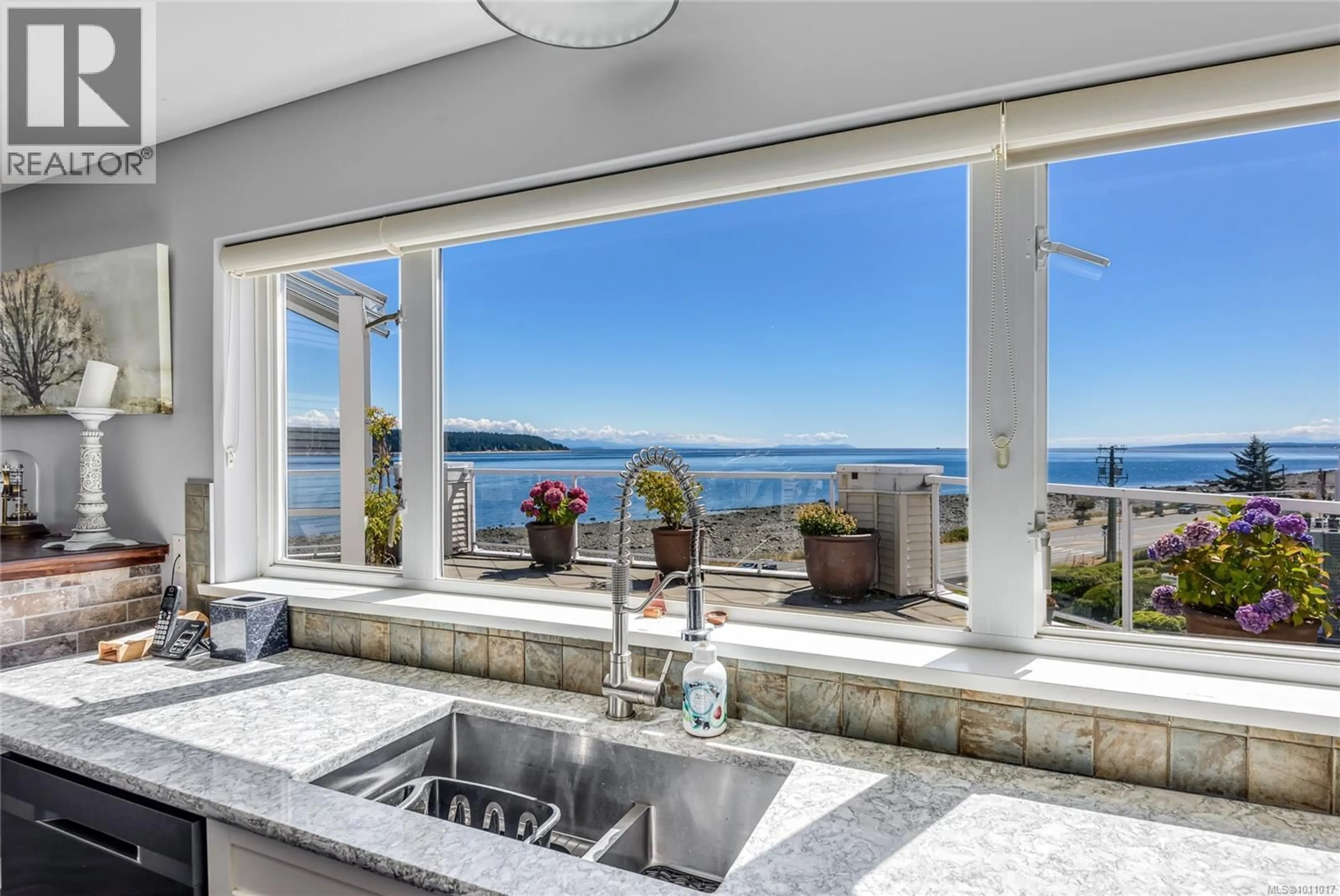 Open concept kitchen, ceramic/tile floor for 419 - 350 ISLAND HIGHWAY SOUTH, Campbell River British Columbia V9W1A5