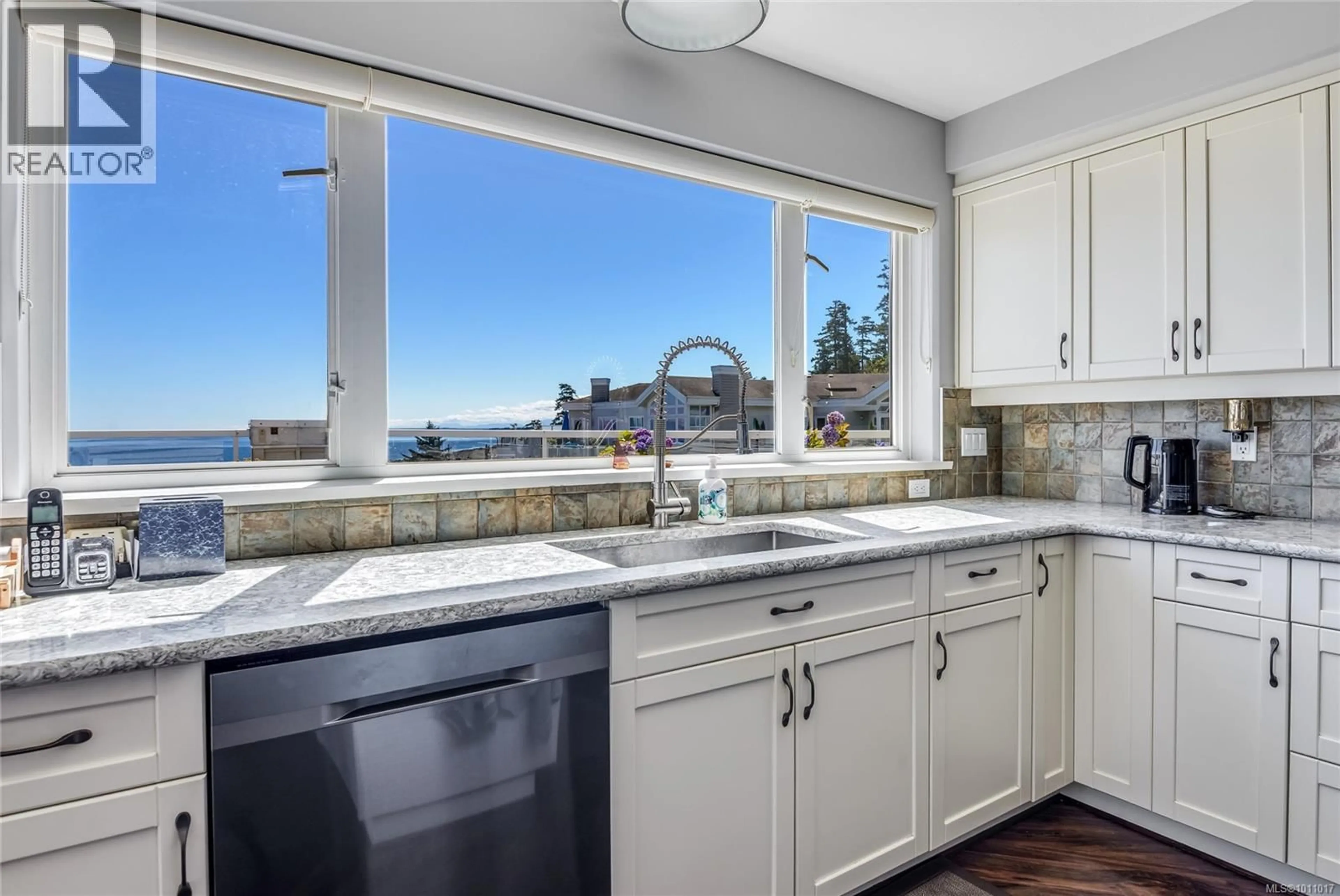 Open concept kitchen, ceramic/tile floor for 419 - 350 ISLAND HIGHWAY SOUTH, Campbell River British Columbia V9W1A5