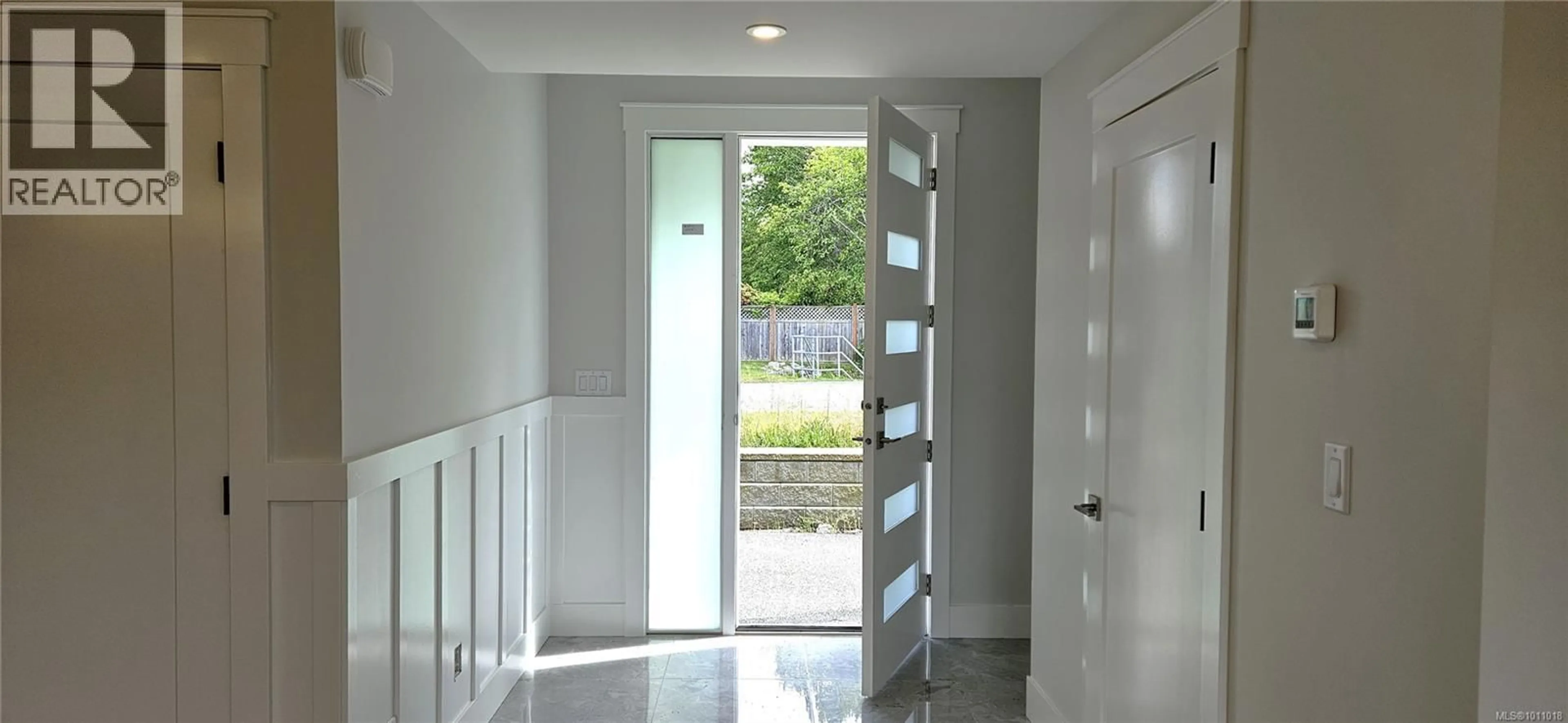 Indoor foyer for 111 DESPARD AVENUE WEST, Parksville British Columbia V9P1L4