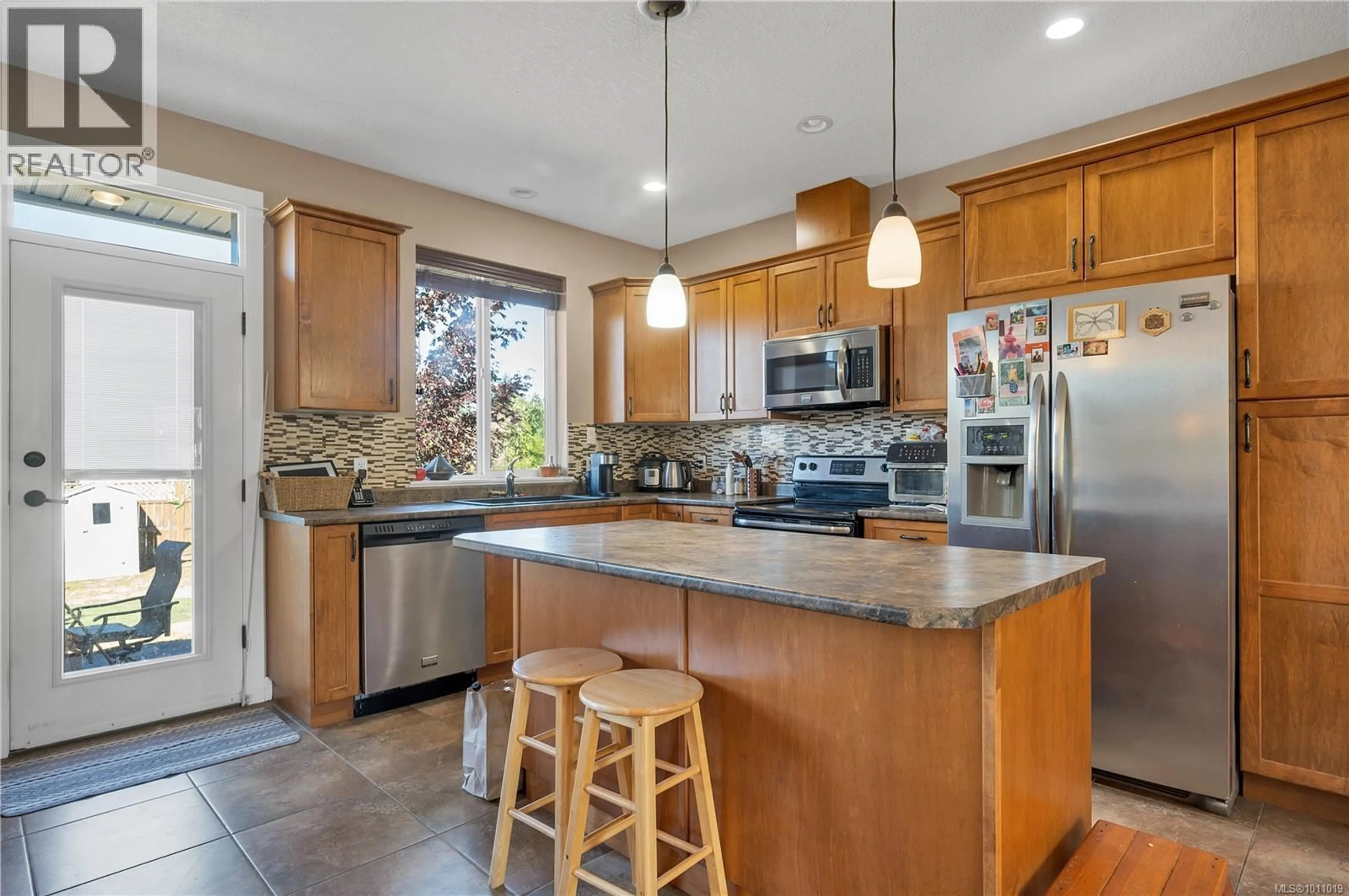Open concept kitchen, ceramic/tile floor for 1040 CORDERO CRESCENT, Campbell River British Columbia V9H0B7